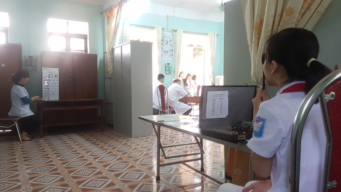 Các em học sinh được kiểm tra thị lực và thử kính