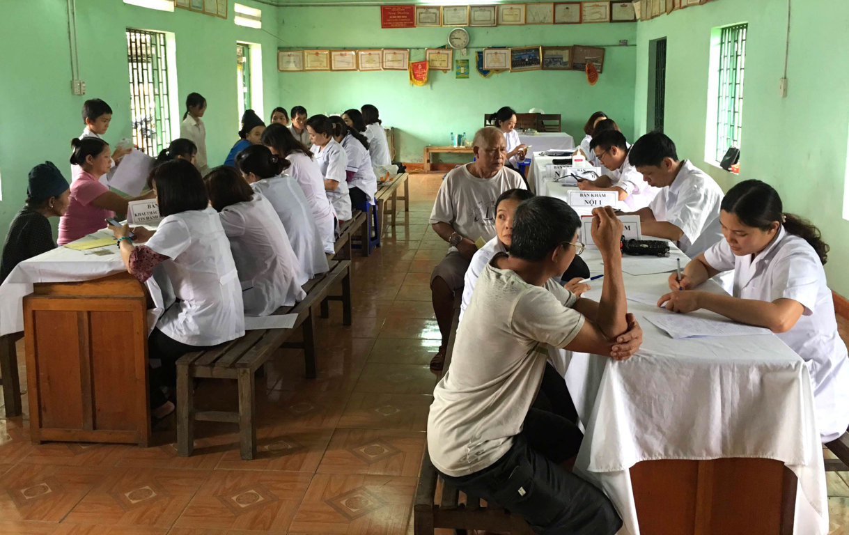 TTYT thành phố khám sức khỏe cho các thành viên Câu lạc bộ Liên thế hệ tại xã Phương Thiện