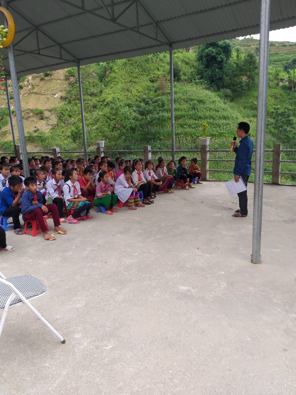 Cán bộ TTYT Hoàng Su Phì truyền thông phòng chống bệnh sởi tại Trường PTDTBT- Tiểu học và THCS xã Thèn Chu Phìn