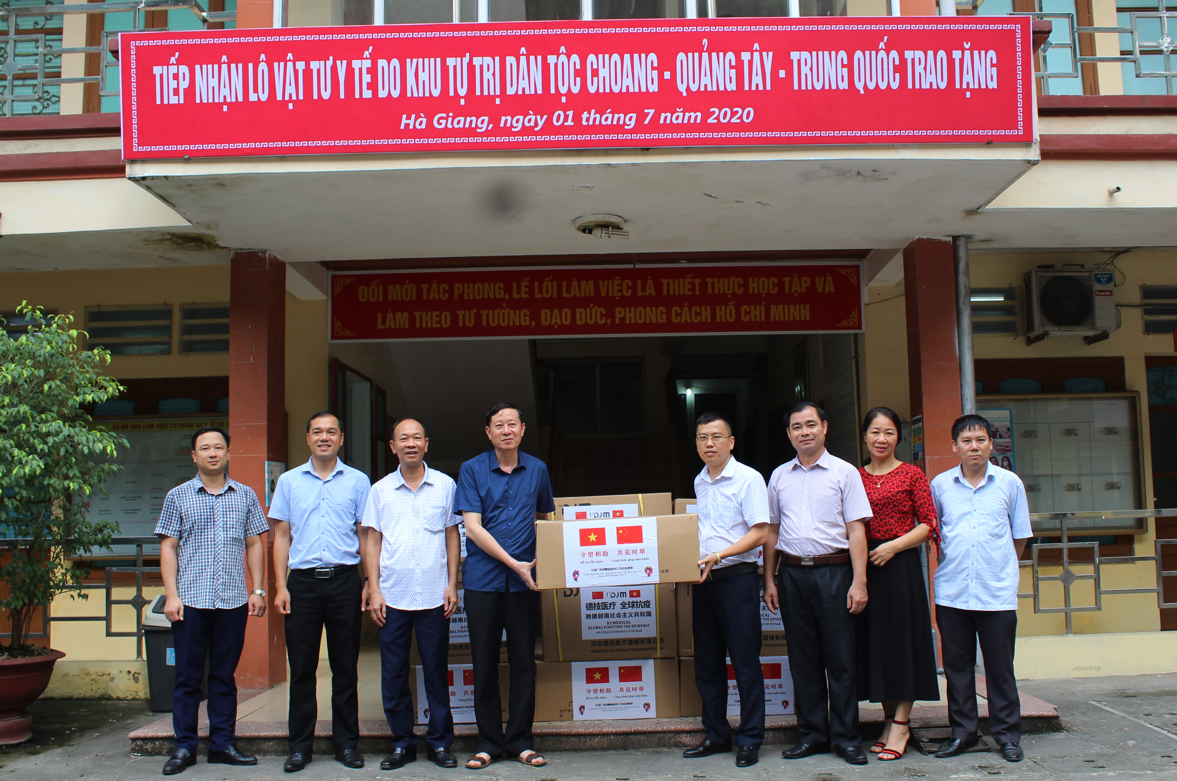 Đồng chí Lương Viết Thuần, Giám đốc Sở tiếp nhận vật tư y tế do lãnh đạo Sở Ngoại vụ bàn giao
