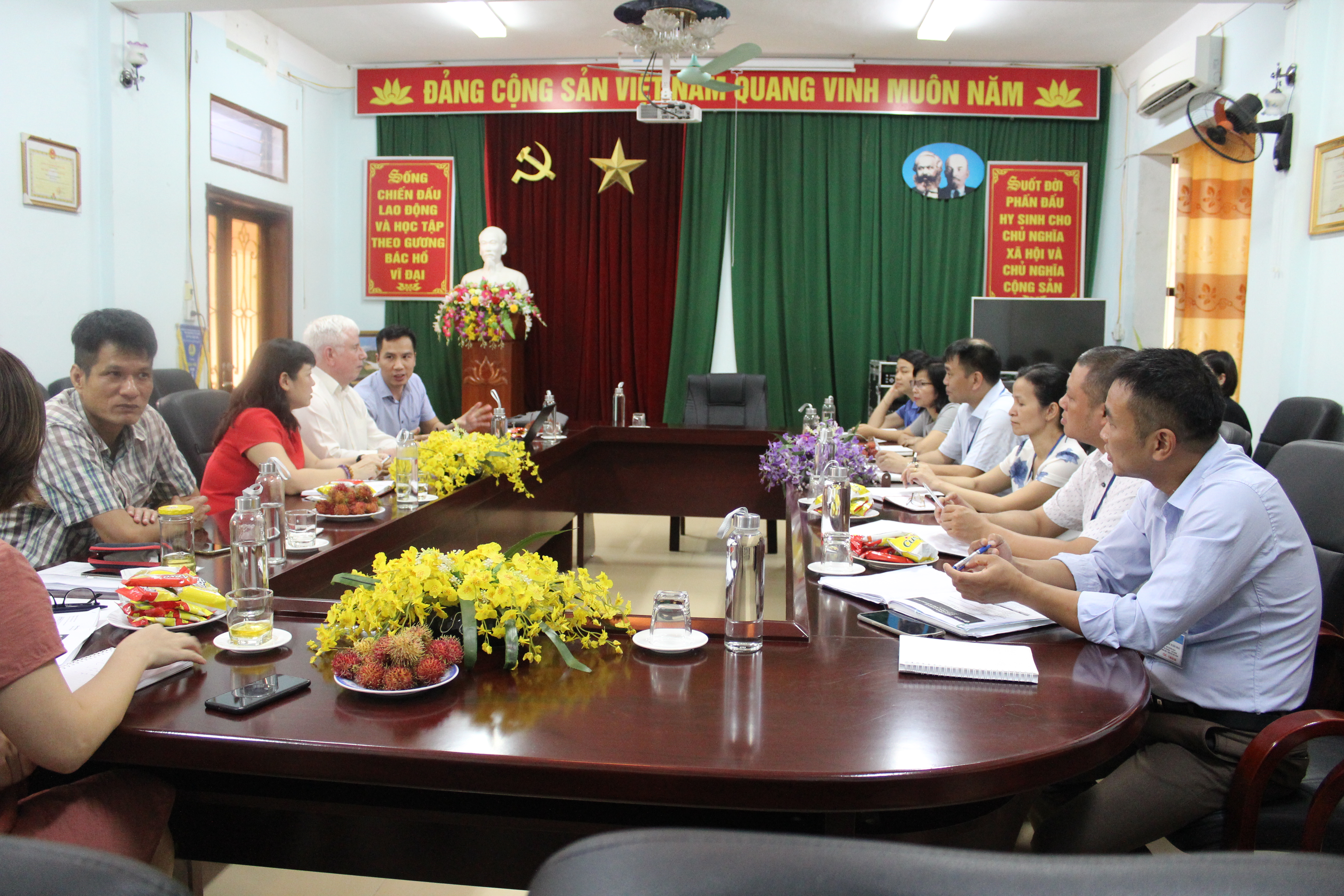 Đoàn công tác của Dự án Giám sát và phát hiện bệnh truyền nhiễm (IDDS) làm việc với Trung tâm kiểm soát bệnh tật tỉnh