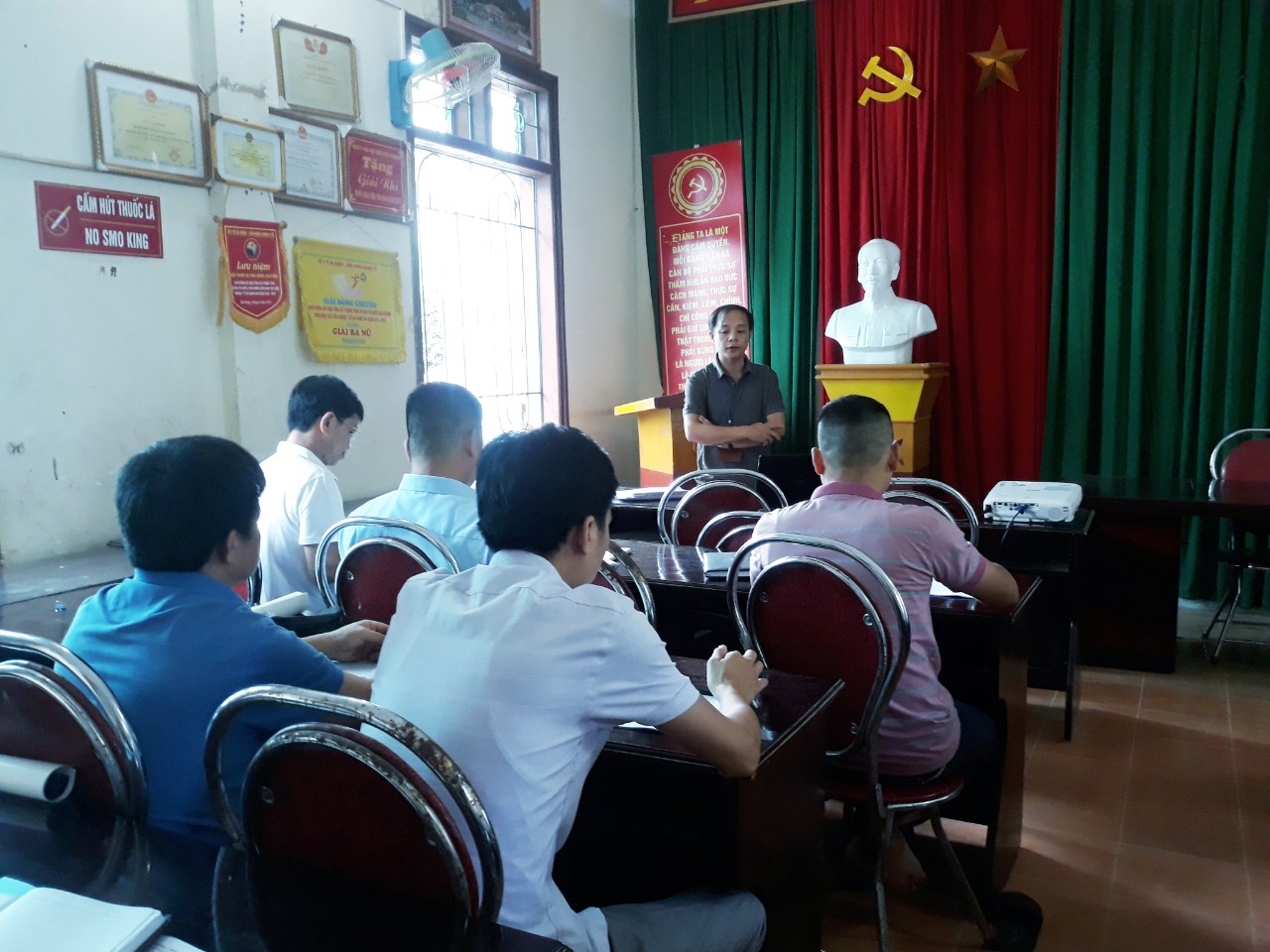 Giảng viên khoa Kiểm soát dịch bệnh và HIV/AIDS Trung tâm Y tế huyện trao đổi các nội dung lớp tập huấn
