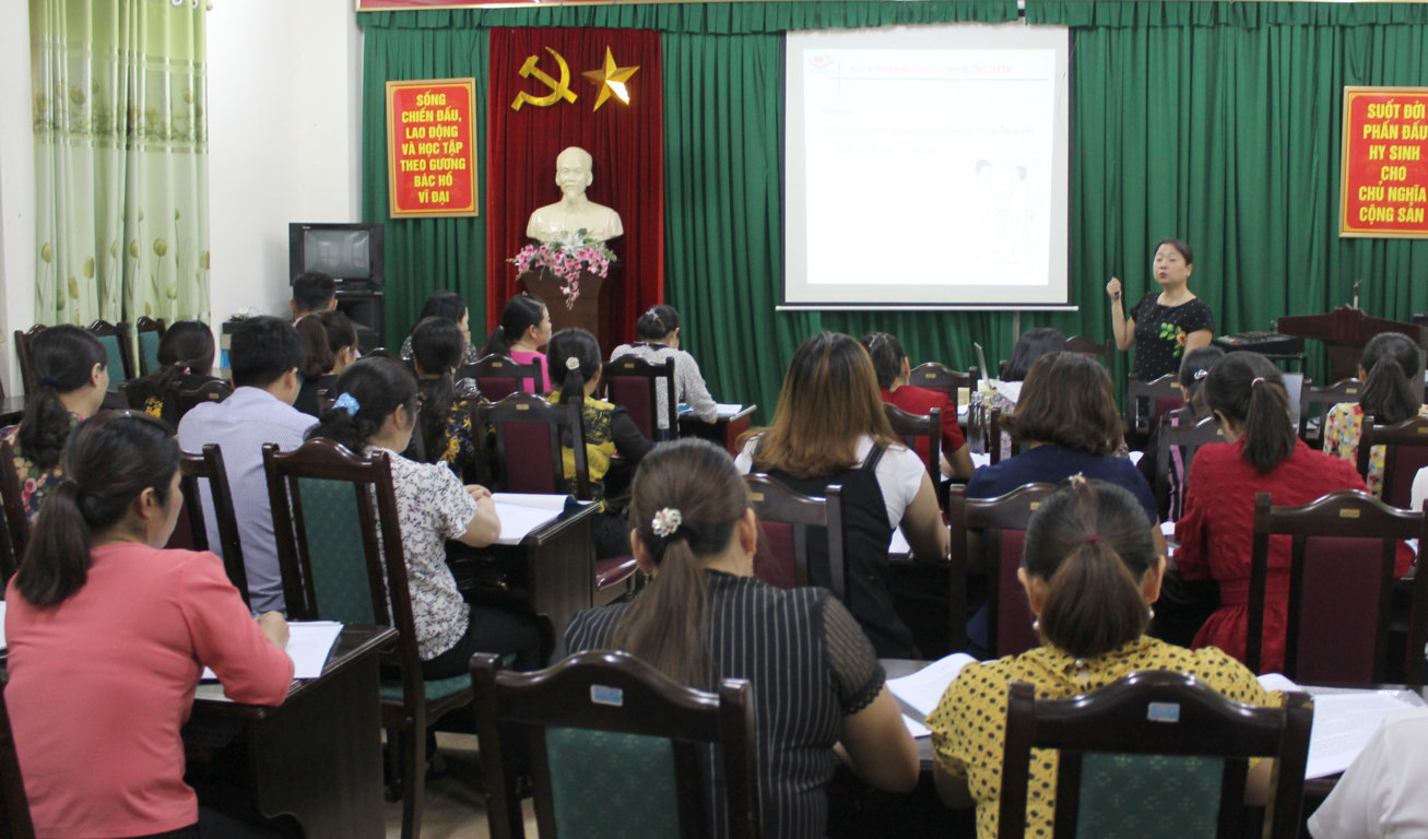 Ts. Bs Huỳnh Nam Phương, Phó Giám đốc Trung tâm Đào tạo Viện Dinh dưỡng truyền đạt những kiến thức cơ bản cho học viên