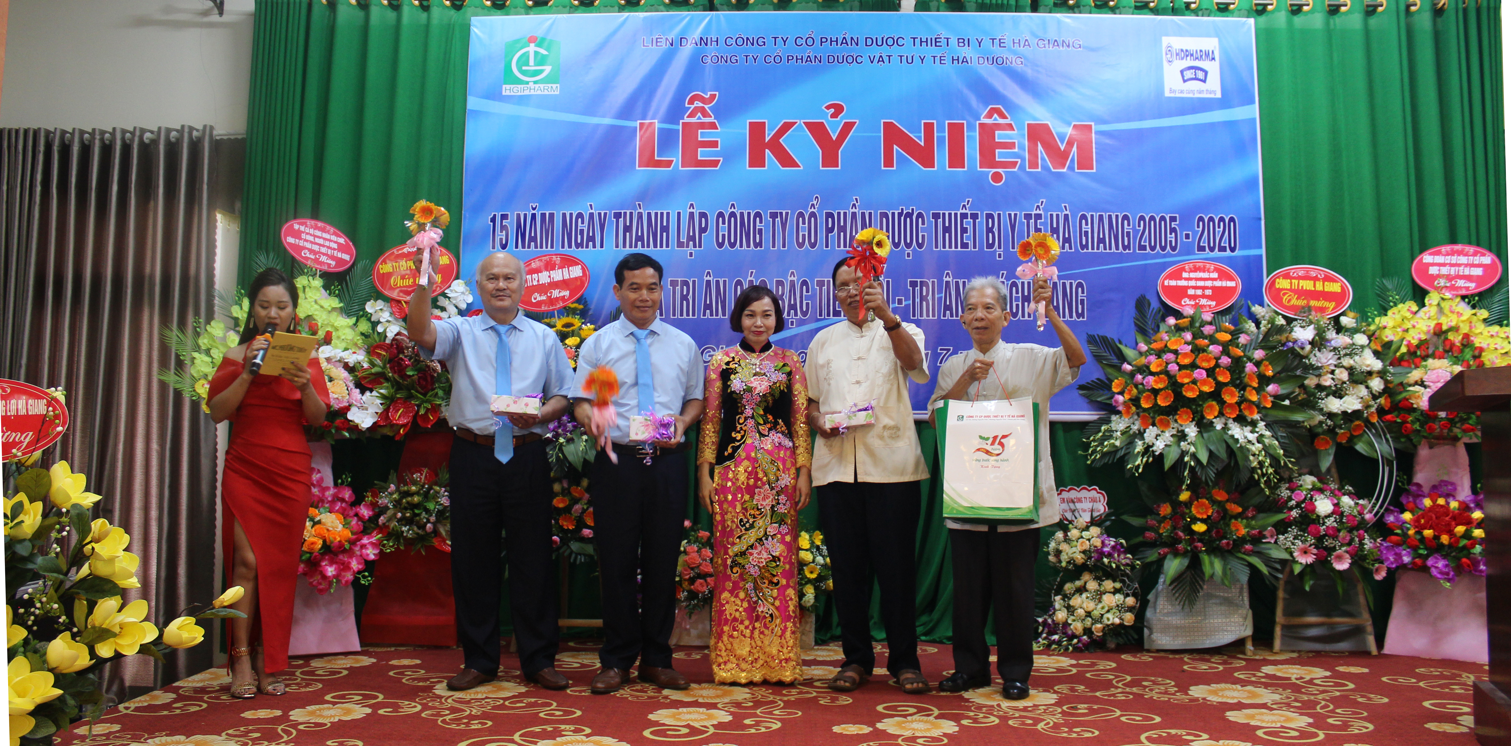 Bà Hoàng Thị Mai, Chủ tịch HĐQT Công ty Cổ phần Thiết bị y tế Hà Giang tặng quà cho các vị lão thành