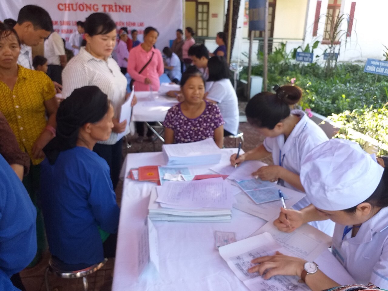 Chương trình khám và xét nghiệm phát hiện chủ động bệnh nhân lao thu hút đông đảo người dân đến khám