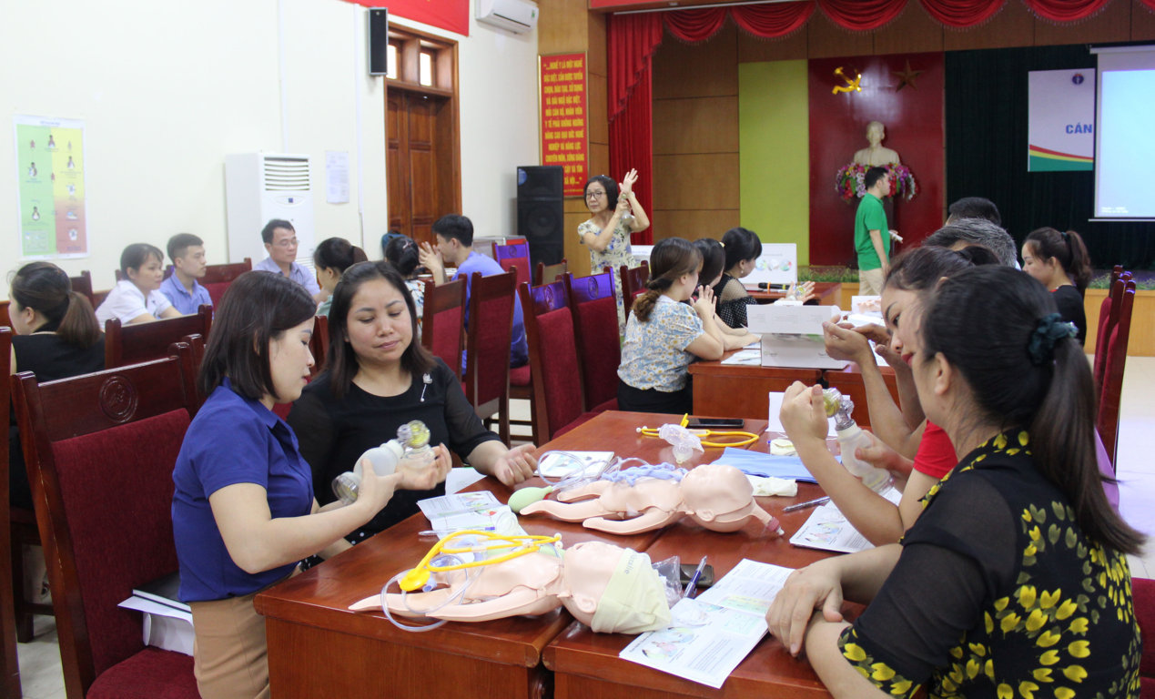 Hướng dẫn học viên thực hành tại lớp tập huấn