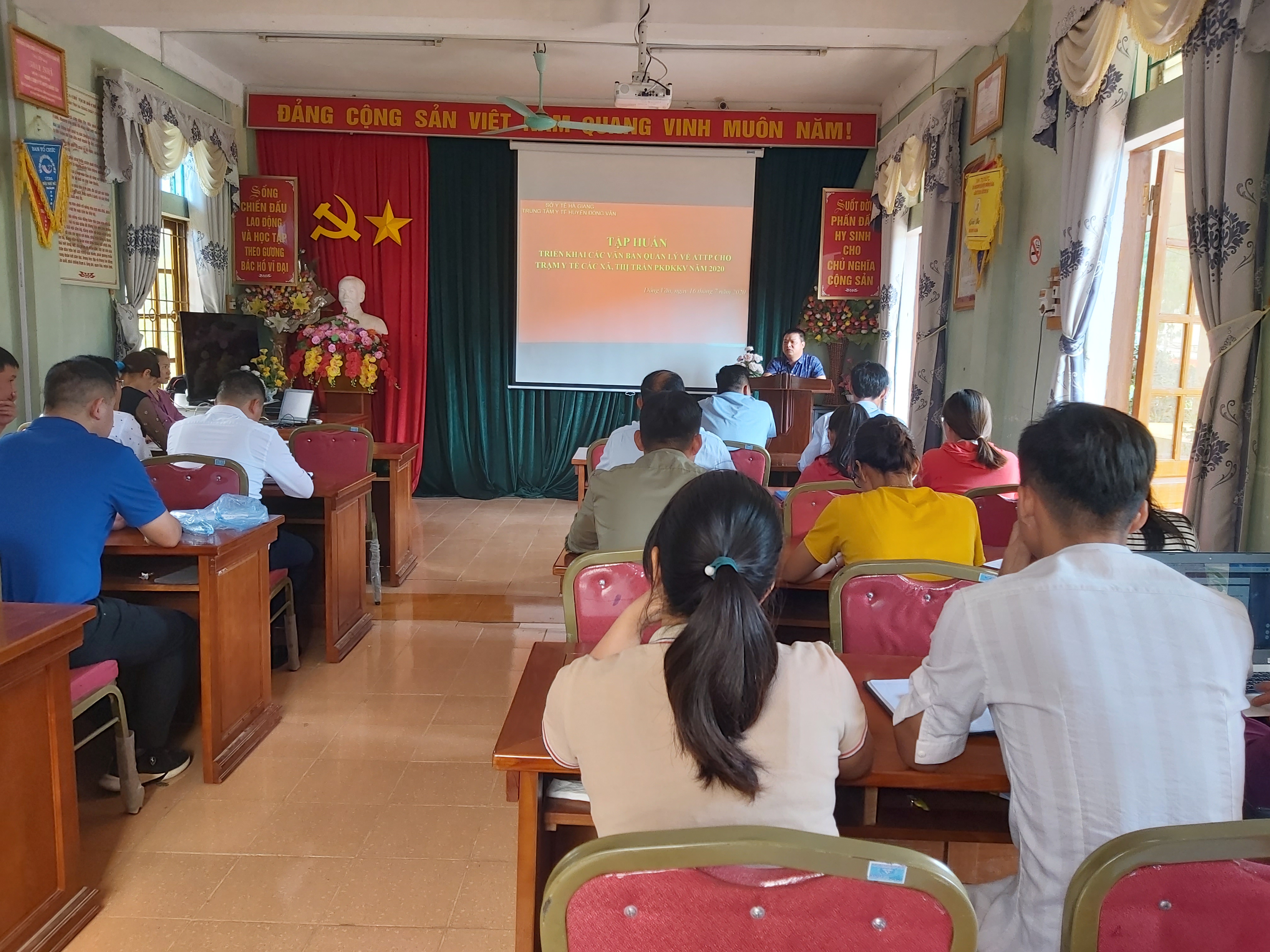 Đồng chí Viên Quang Huân, Phó Giám đốc TTYT huyện khai mạc lớp tập huấn