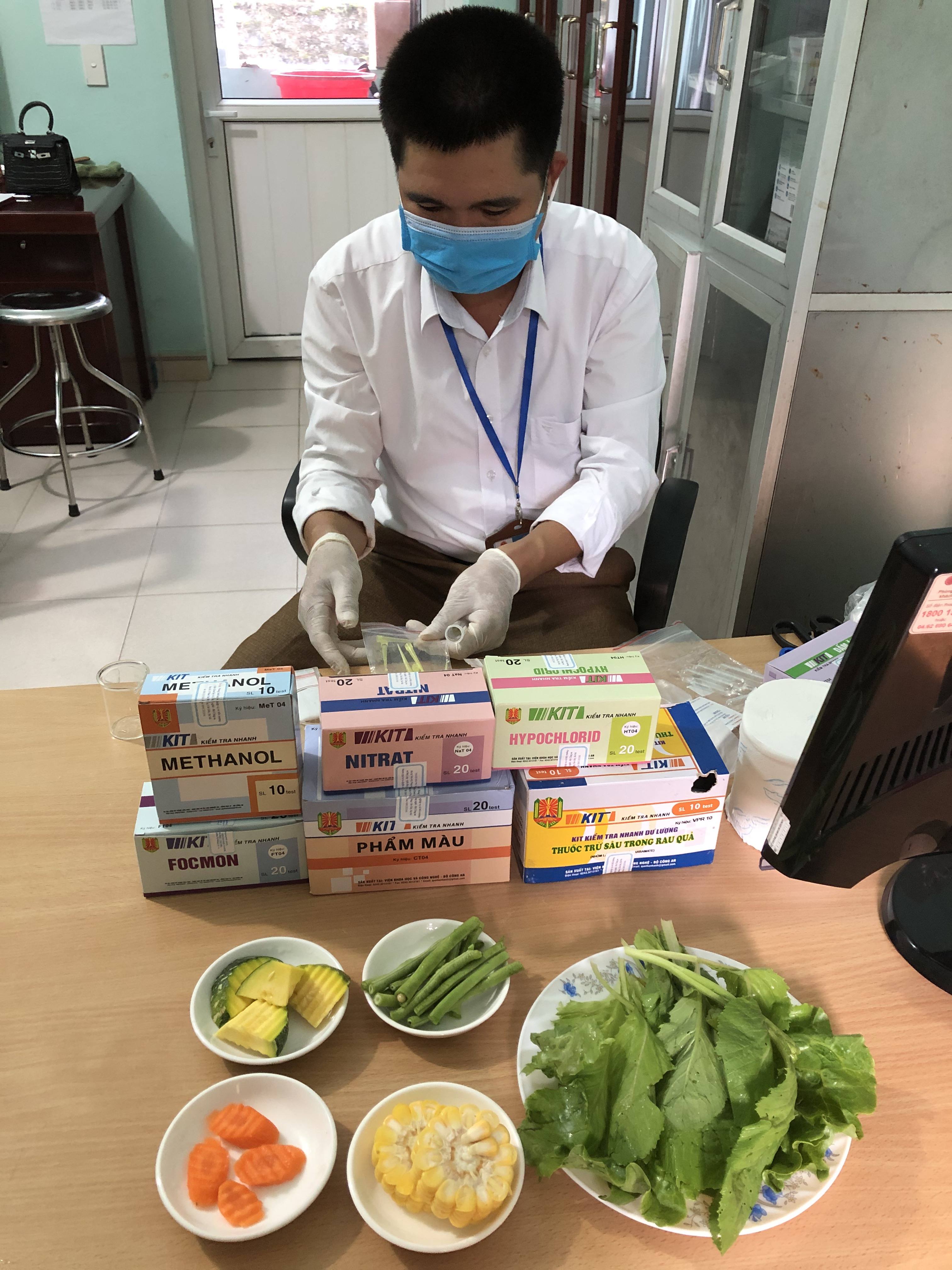 Thực hiện test nhanh kiểm tra vệ sinh thực phẩm