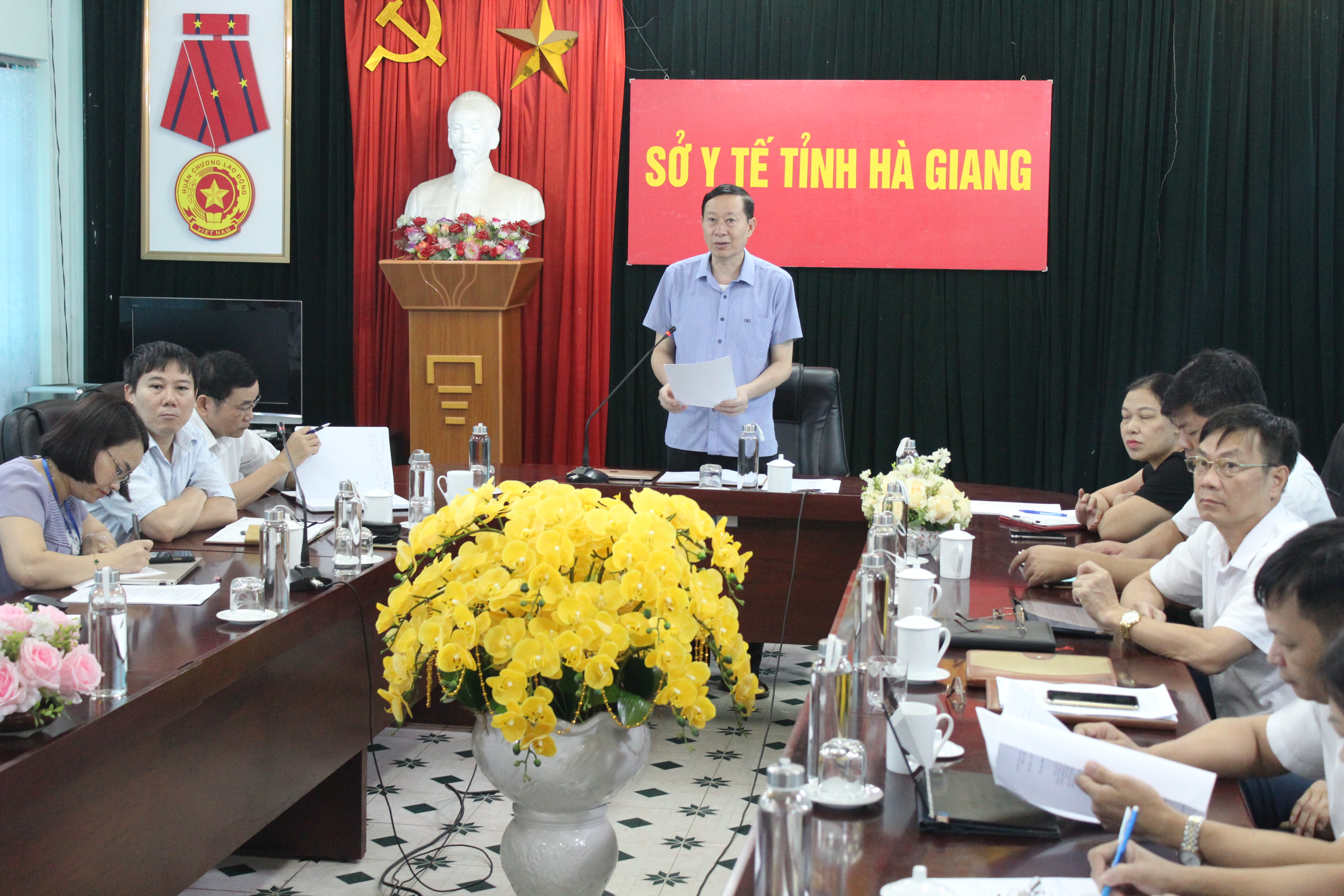 Đồng chí Lương Viết Thuần, Giám đốc Sở Y tế phát biểu tại hội nghị