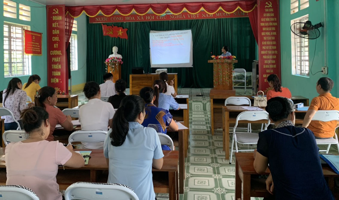 Giảng viên của Trung tâm Kiểm soát bệnh tật truyền đạt các nội dung tại lớp tập huấn