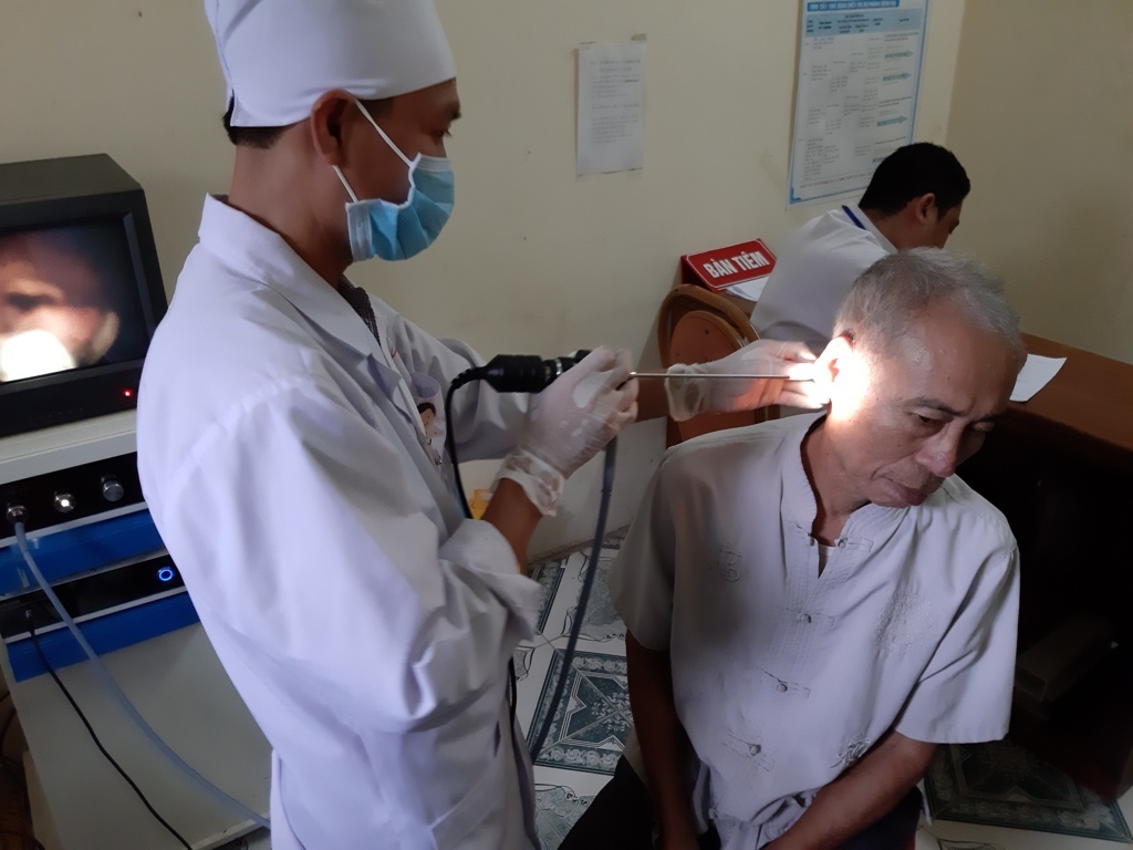 Cán bộ Y tế nội soi tai mũi họng cho đối tượng đến khám