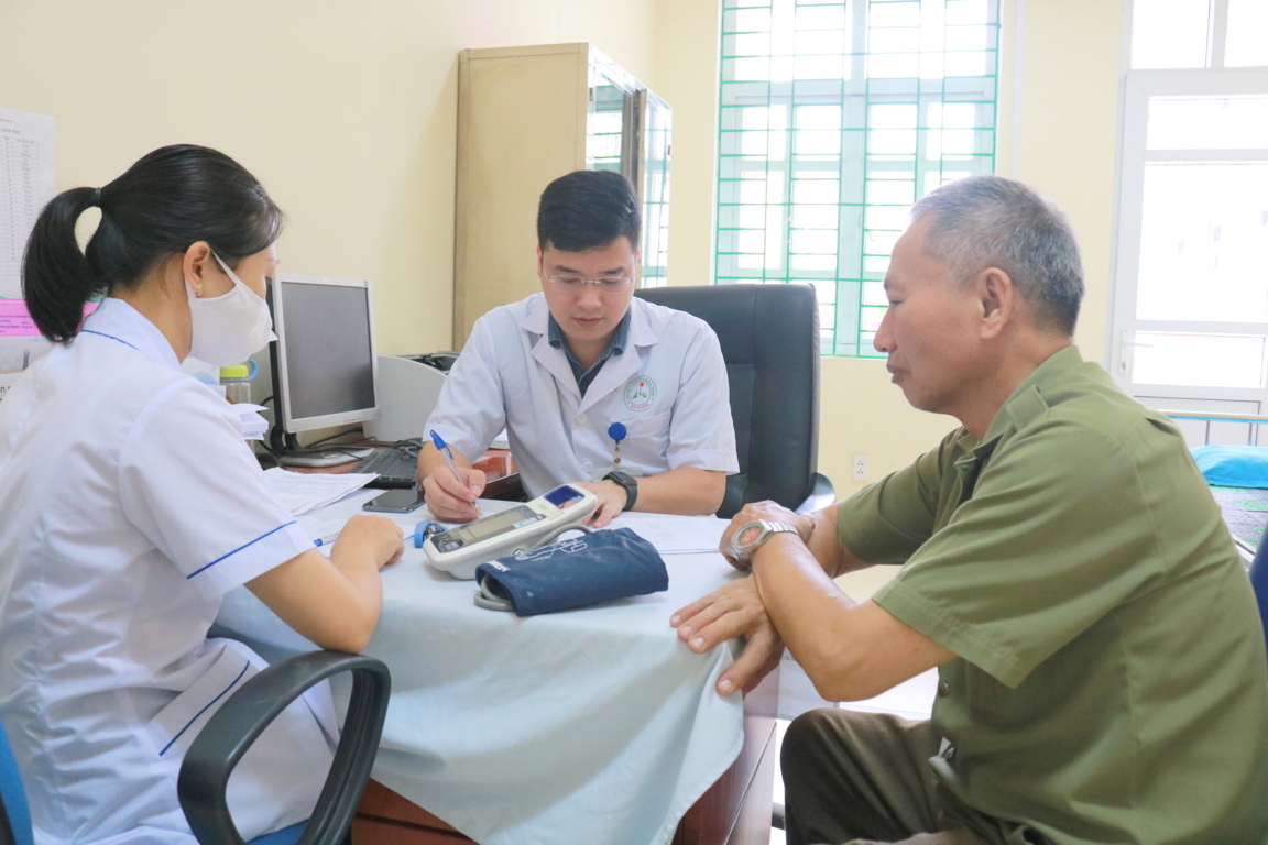 Khám bệnh cho các đối tượng chính sách tại Bệnh viện đa khoa tỉnh