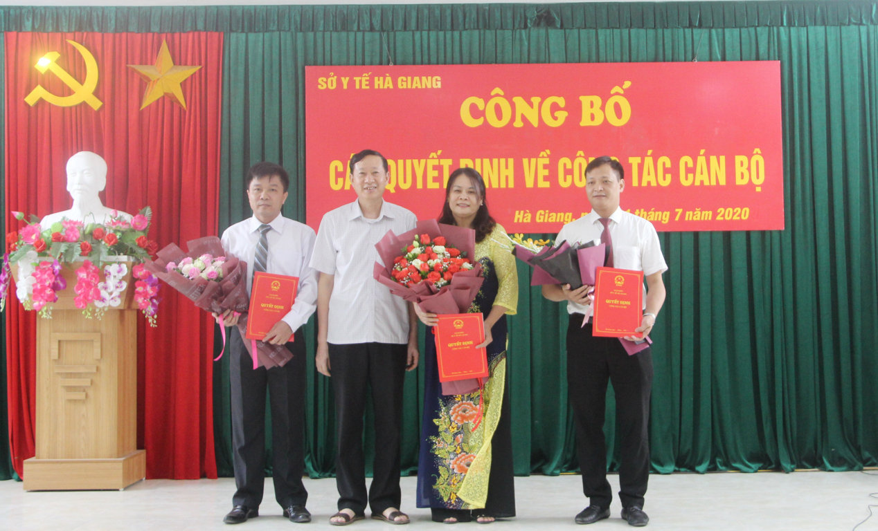 Đ/c Lương Viết Thuần, Bí thư Đảng ủy, Giám đốc Sở Y tế trao Quyết định bổ nhiệm cho các đồng chí