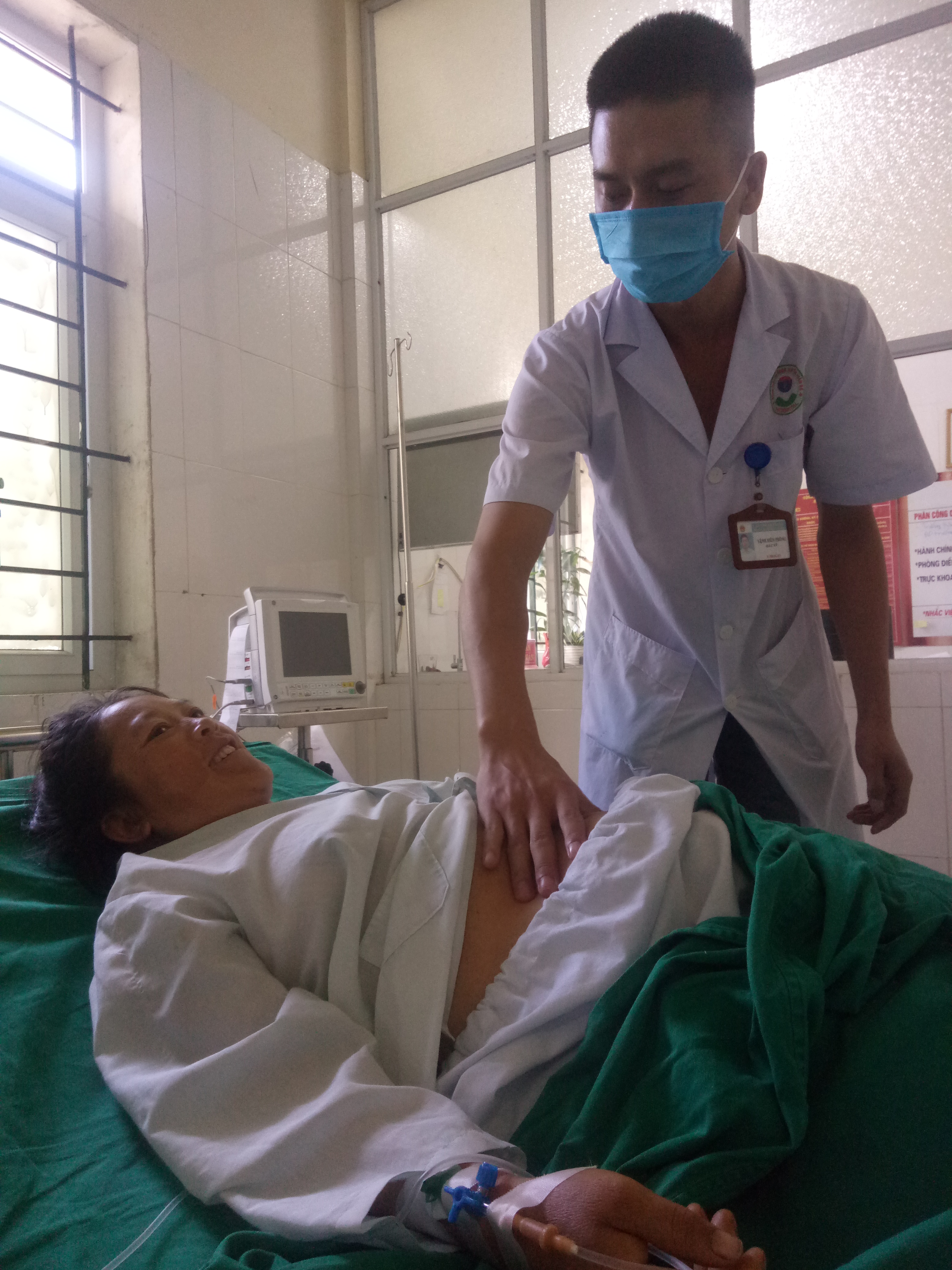 Bác sĩ Lệnh Biên Phòng -  người trực tiếp hiến máu đang kiểm tra sức khỏe cho người bệnh