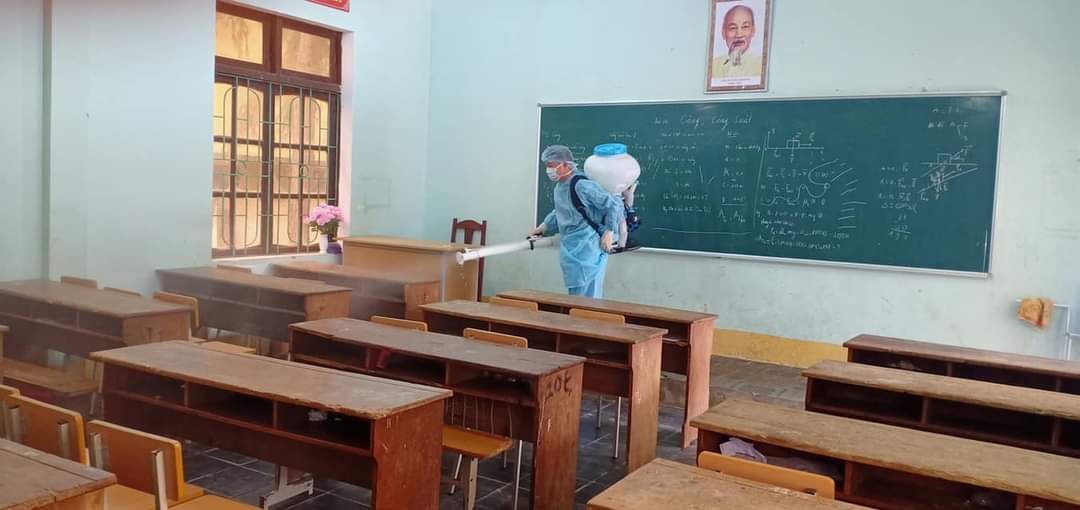Phun khử khuẩn tại điểm thi Trường Trung học phổ thông Quyết Tiến huyện Quản Bạ