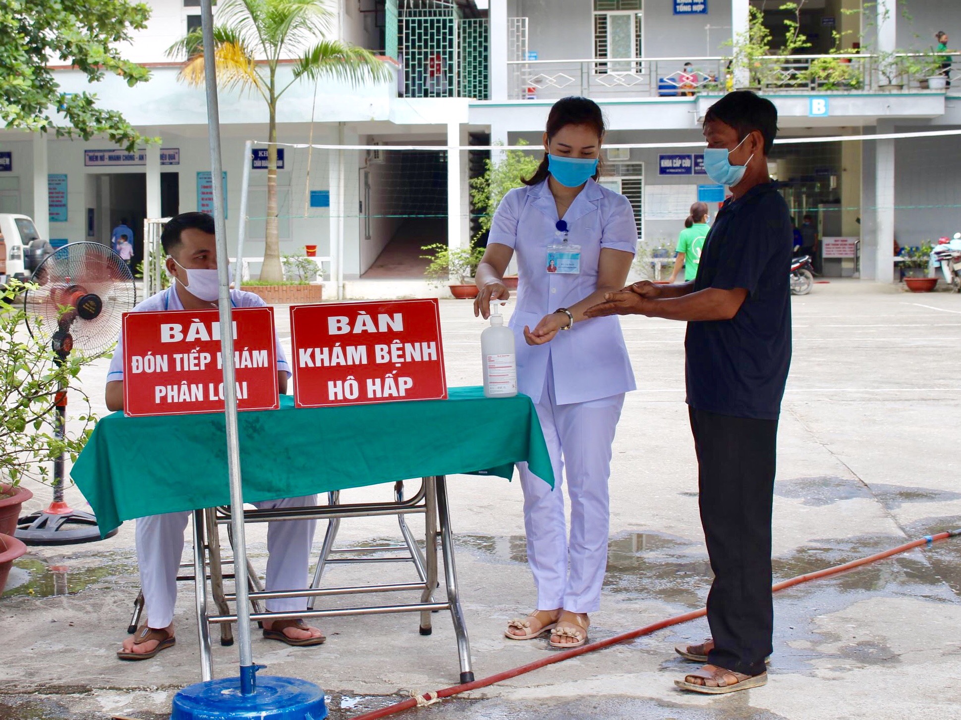Bố trí các khu vực kiểm tra sức khỏe trước khi vào viện