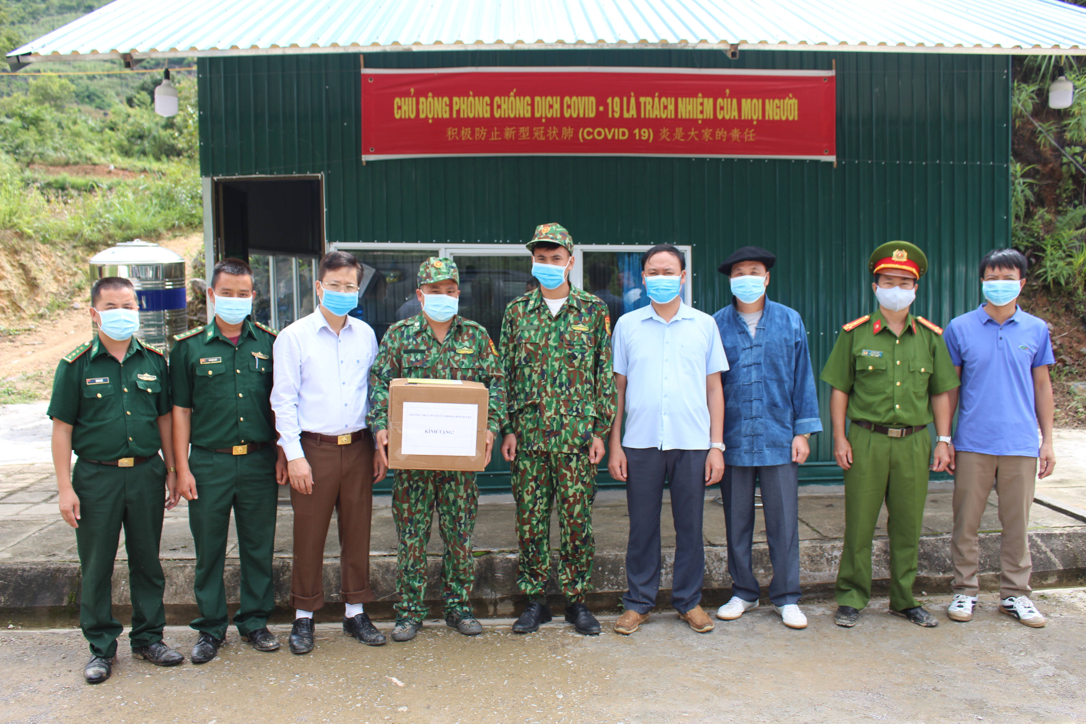 Các đồng chí lãnh đạo huyện kiểm tra và đông viên, tăng quà cho cán bộ, chiến sĩ làm nhiệm vụ thường trực tại khu vực cách ly và Mốc đường biên trọng điểm các xã biên giới