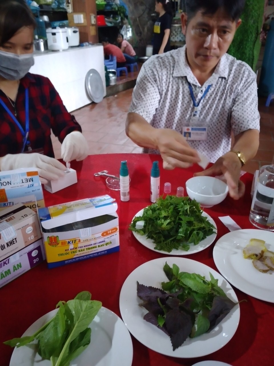 Kiểm tra test nhanh thực phẩm đầu vào tại nhà hàng Anh Tú