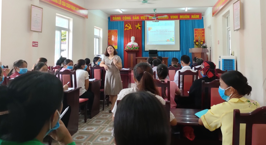Giảng viên Trung tâm Kiểm soát bệnh tật truyền đạt các nội dung trong buổi tập huấn