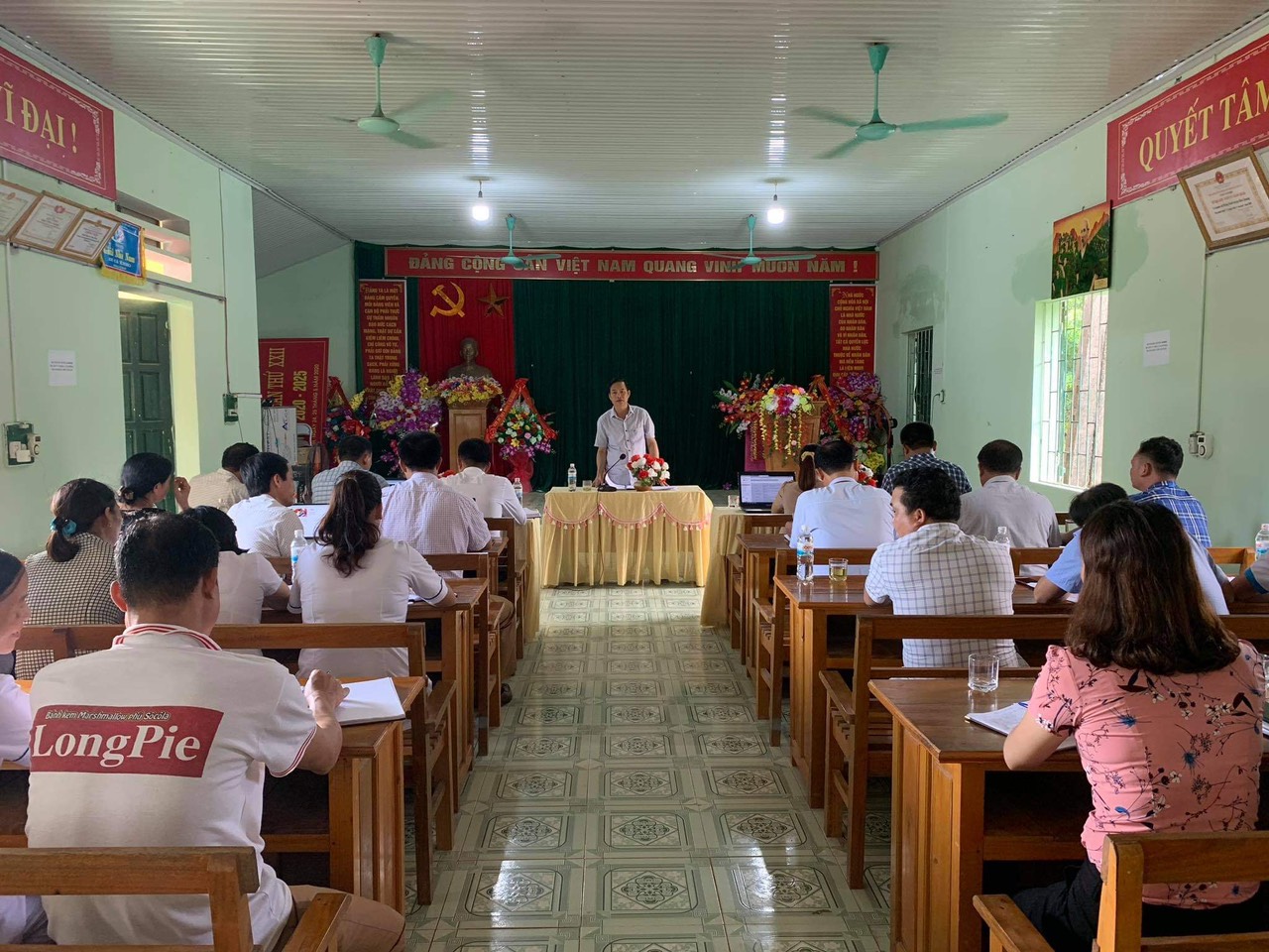 Bác sỹ Nguyễn Đình Dích, Phó Giám đốc Sở Y tế phát biểu tại buổi làm việc với xã Bằng Hành huyện Bắc Quang
