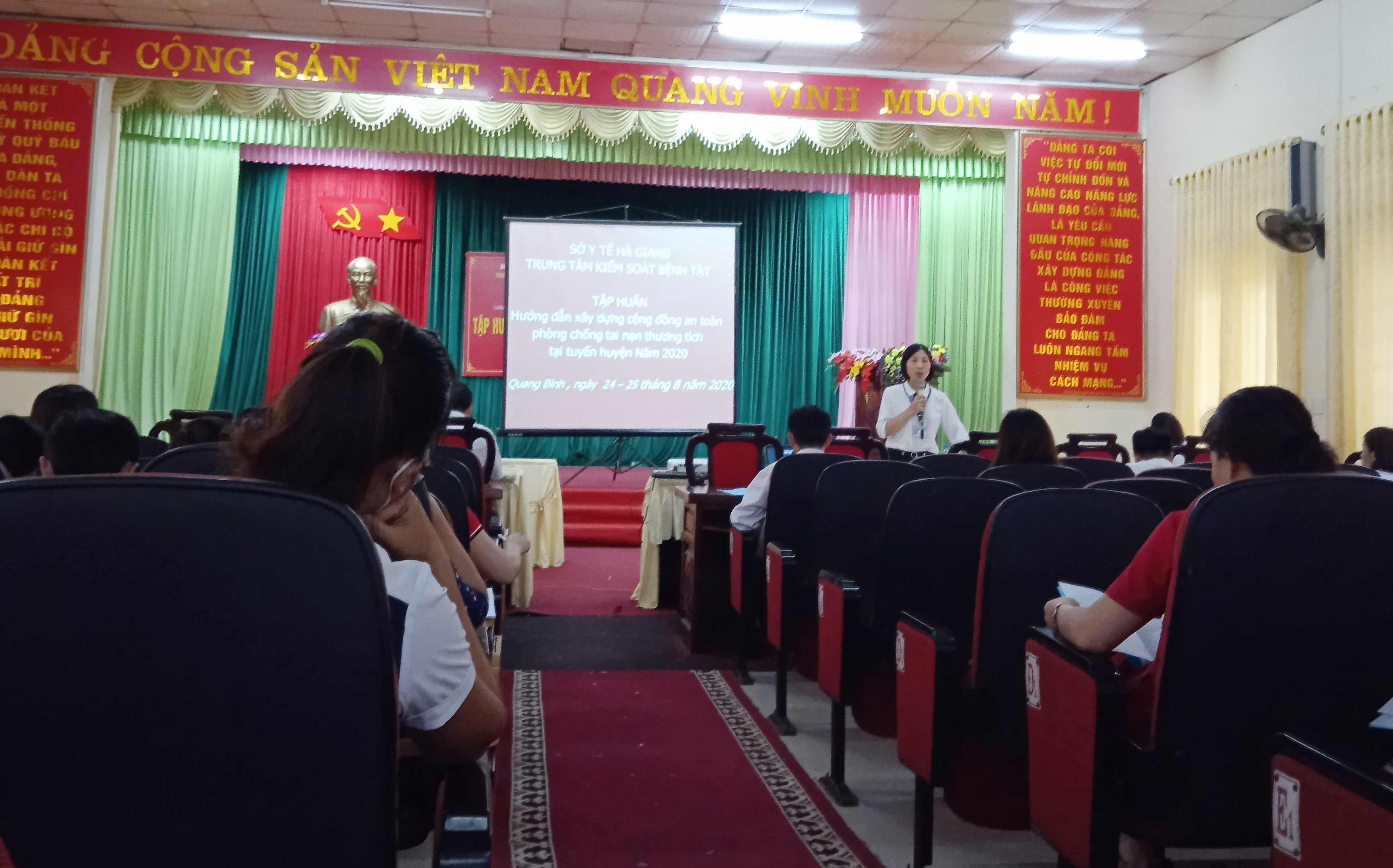 Giảng viên của Trung tâm Kiểm soát bệnh tật trao đổi tại lớp tập huấn