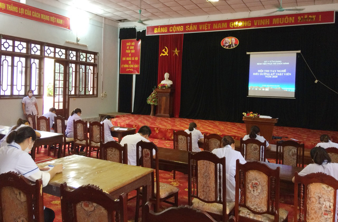 Thí sinh thi lý thuyết tại Hội thi