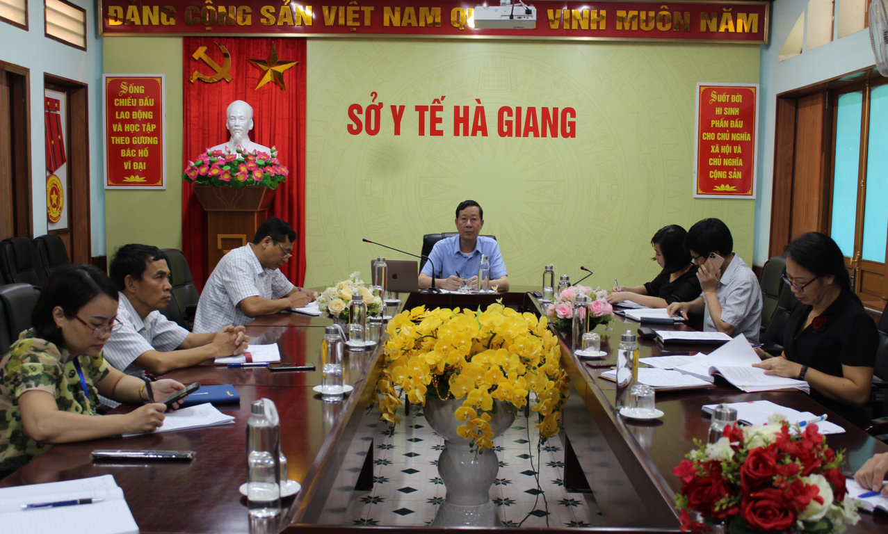 Bs. Lương Viết Thuần, Giám đốc Sở Y tế cùng các thành viên trong Ban điều hành phòng chống dịch Sở Y tế tại buổi giao ban
