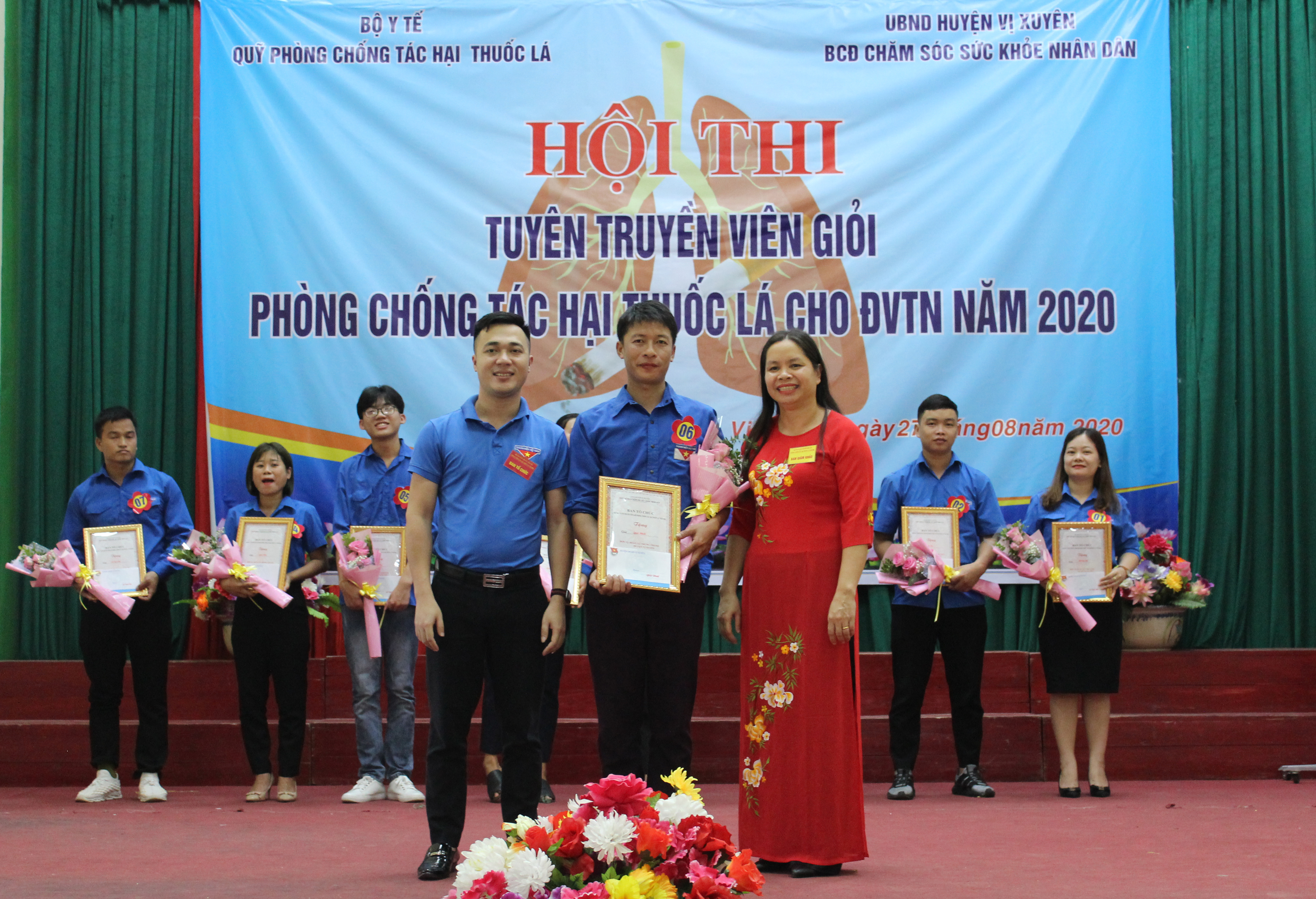 Lãnh đạo Trung tâm Kiểm soát bệnh tật và Bí thư huyện đoàn Vị Xuyên trao giải nhất cho đội Đoàn xã Trung Thành