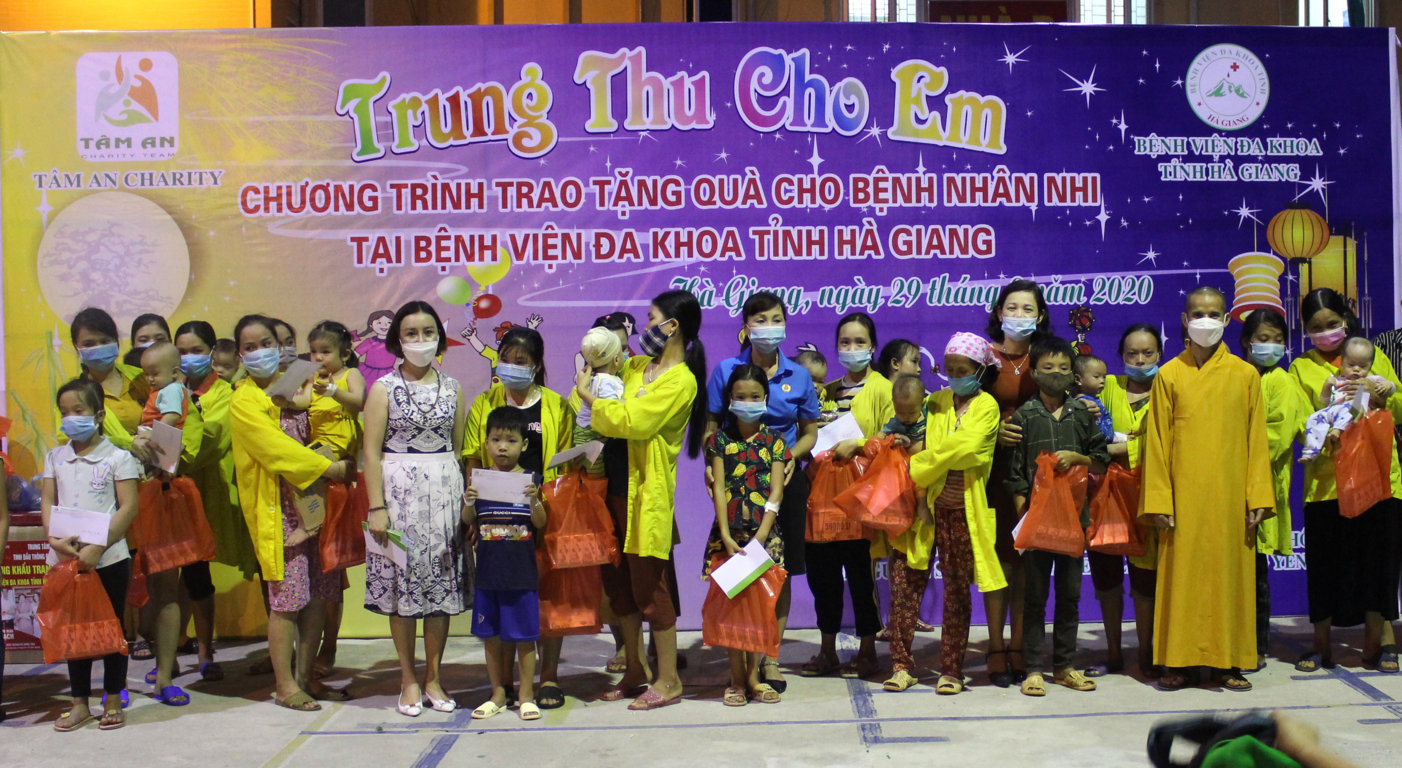 Đại diện Liên đoàn Lao động tỉnh, Công đoàn Ngành Y tế và nhóm Tâm An Charity trao quà cho các bệnh nhi đang điều trị tại BVĐK tỉnh