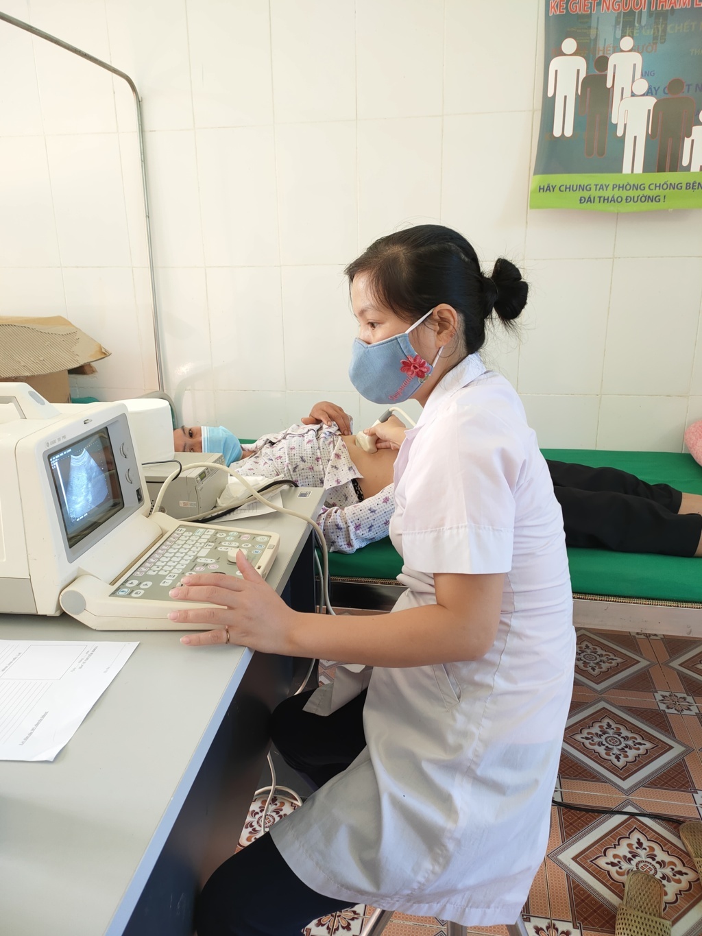 Cán bộ y tế siêu âm tổng quát cho người dân xã Hữu Vinh