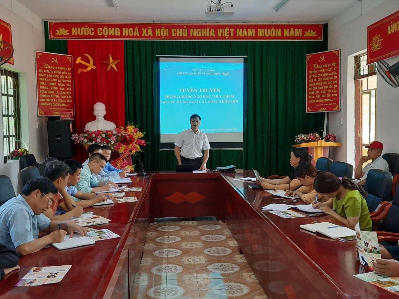 Bs. Ngọc Thanh Dũng, Chi cục trưởng Chi cục ATVSTP  tuyên truyền tại xã Sơn Vĩ huyện Mèo Vạc, tỉnh Hà Giang