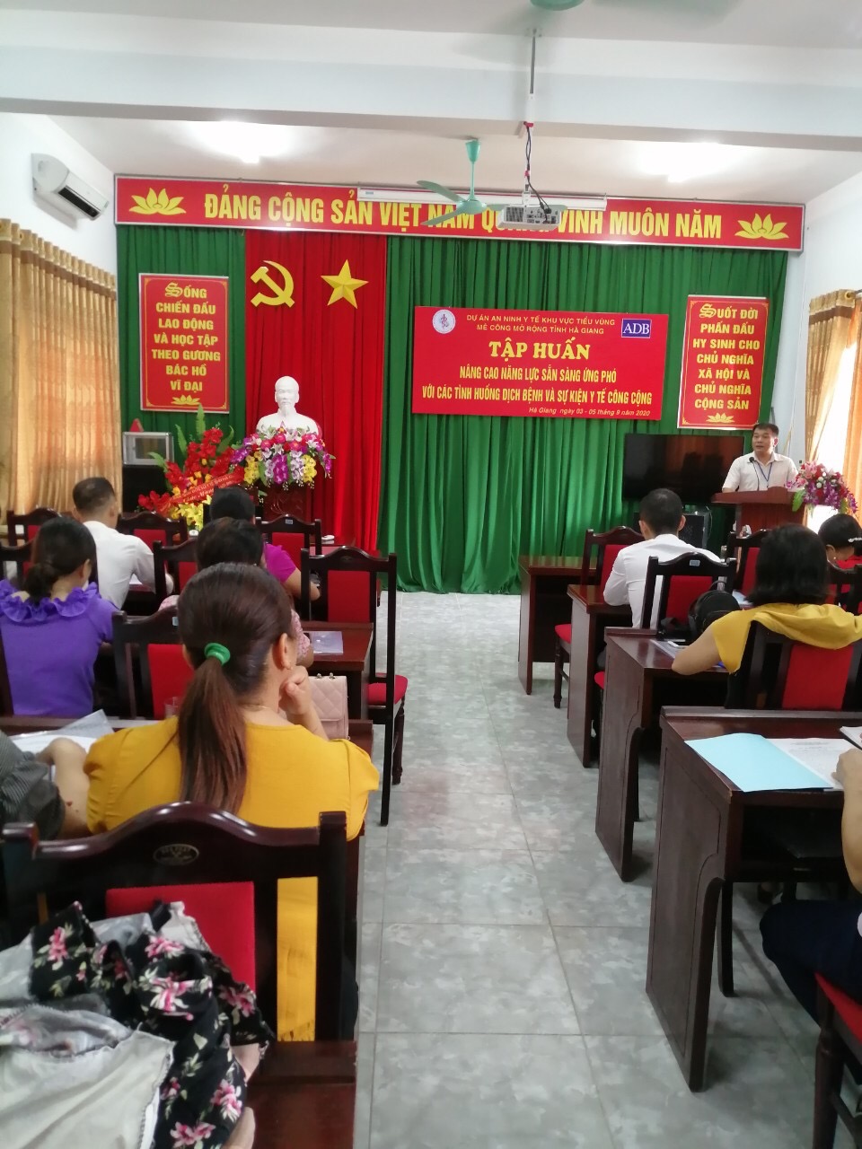Đ/c Nguyễn Trần Tuấn, Phó Giám đốc BQL dự án khai mạc lớp tập huấn