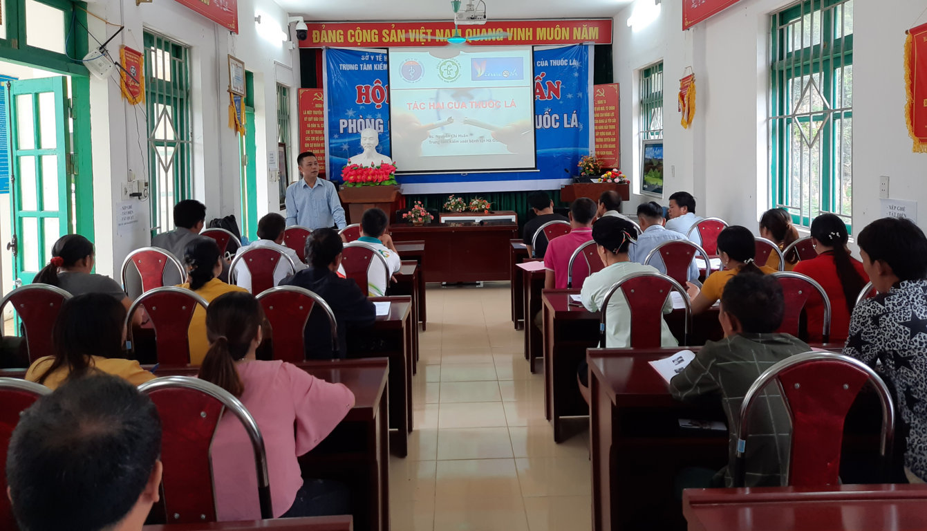 Giảng viên Trung tâm Kiểm soát bệnh tật tỉnh truyền đạt nội dung tại lớp tập huấn