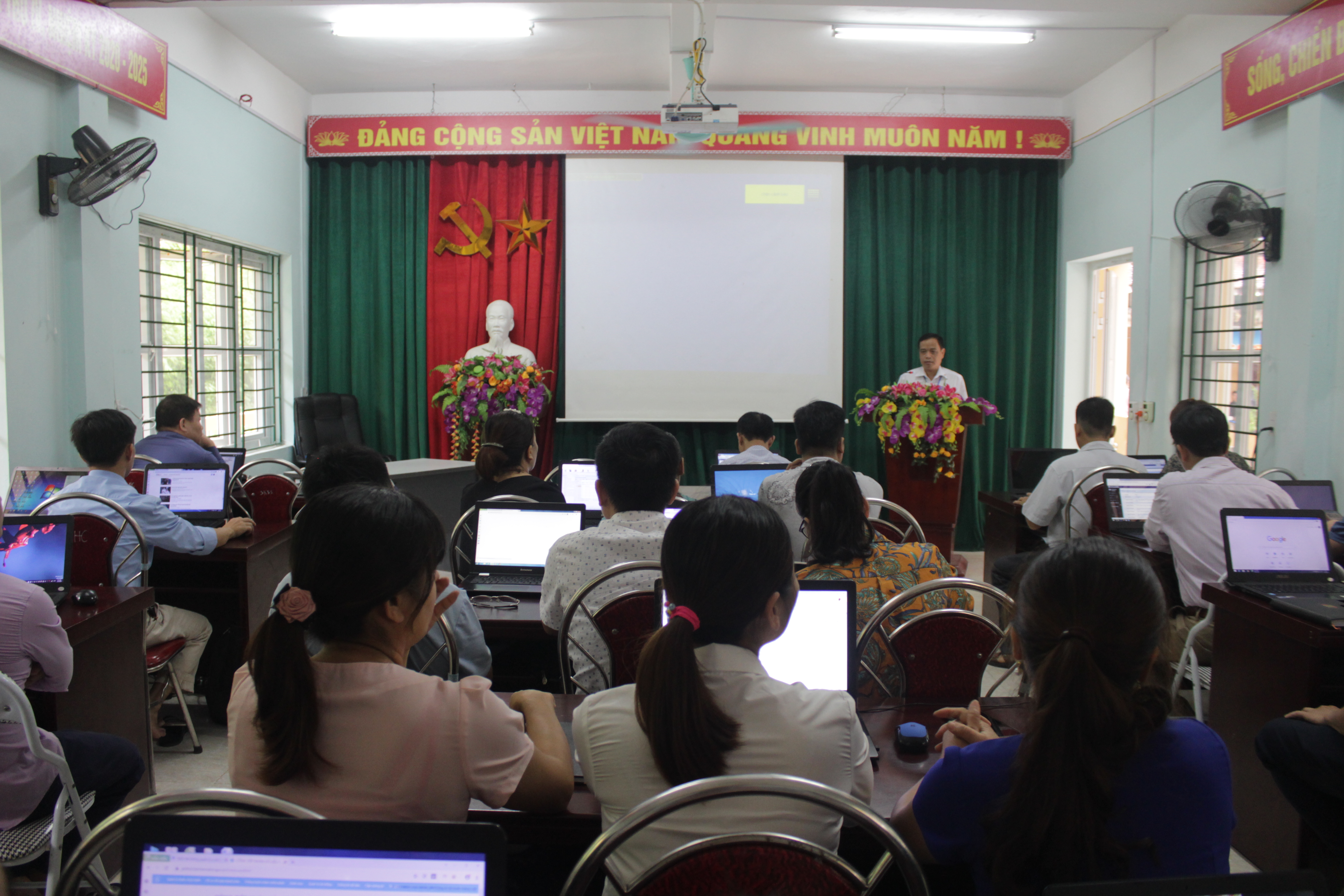 Đồng chí Nguyễn Duy Hoa, Giám đốc TTYT khai mạc lớp tập huấn