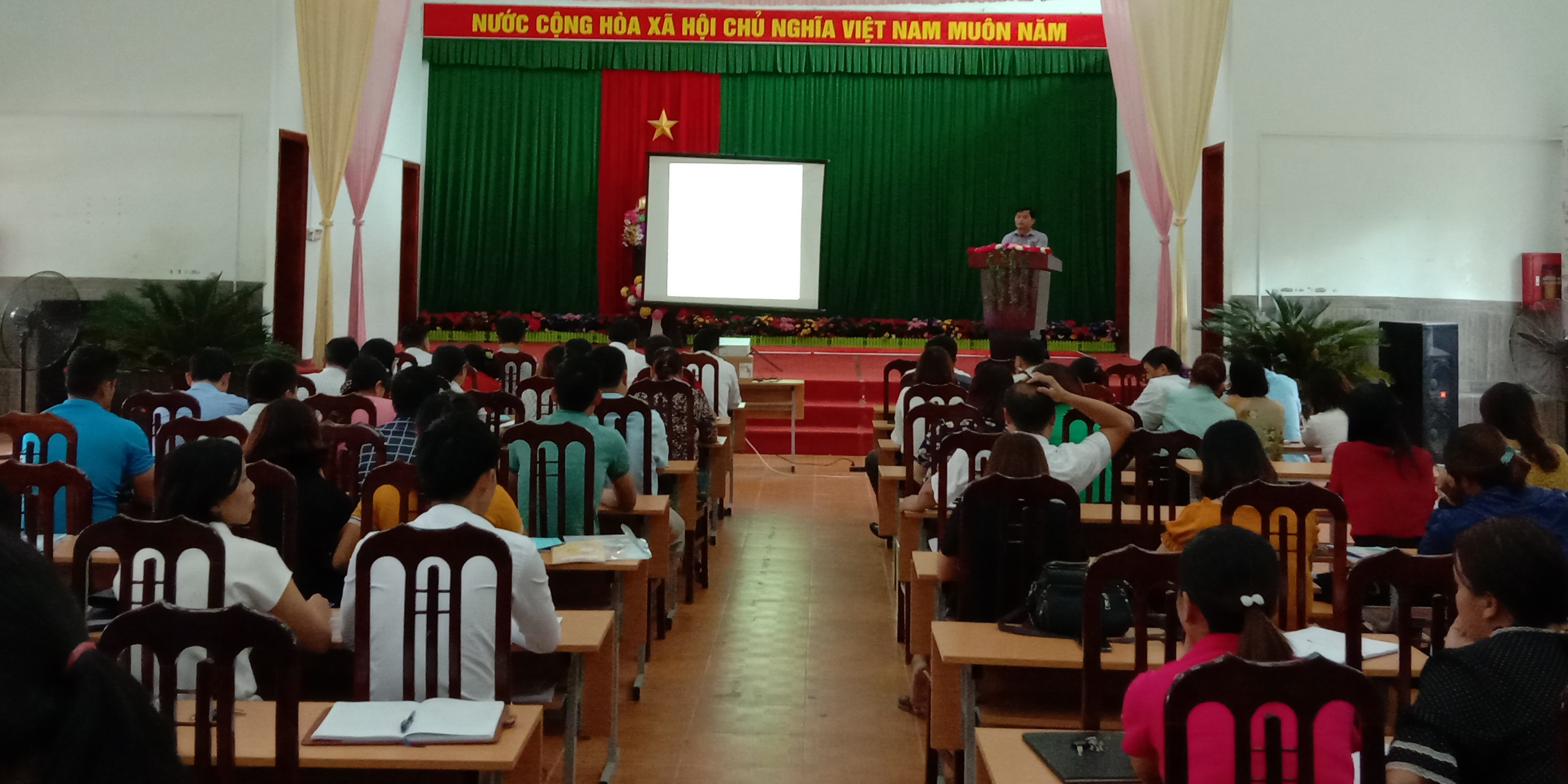 Đ/c Nông Sỹ Tùng, Phó Giám đốc Trung tâm Y tế huyện dự và khai mạc lớp tập huấn