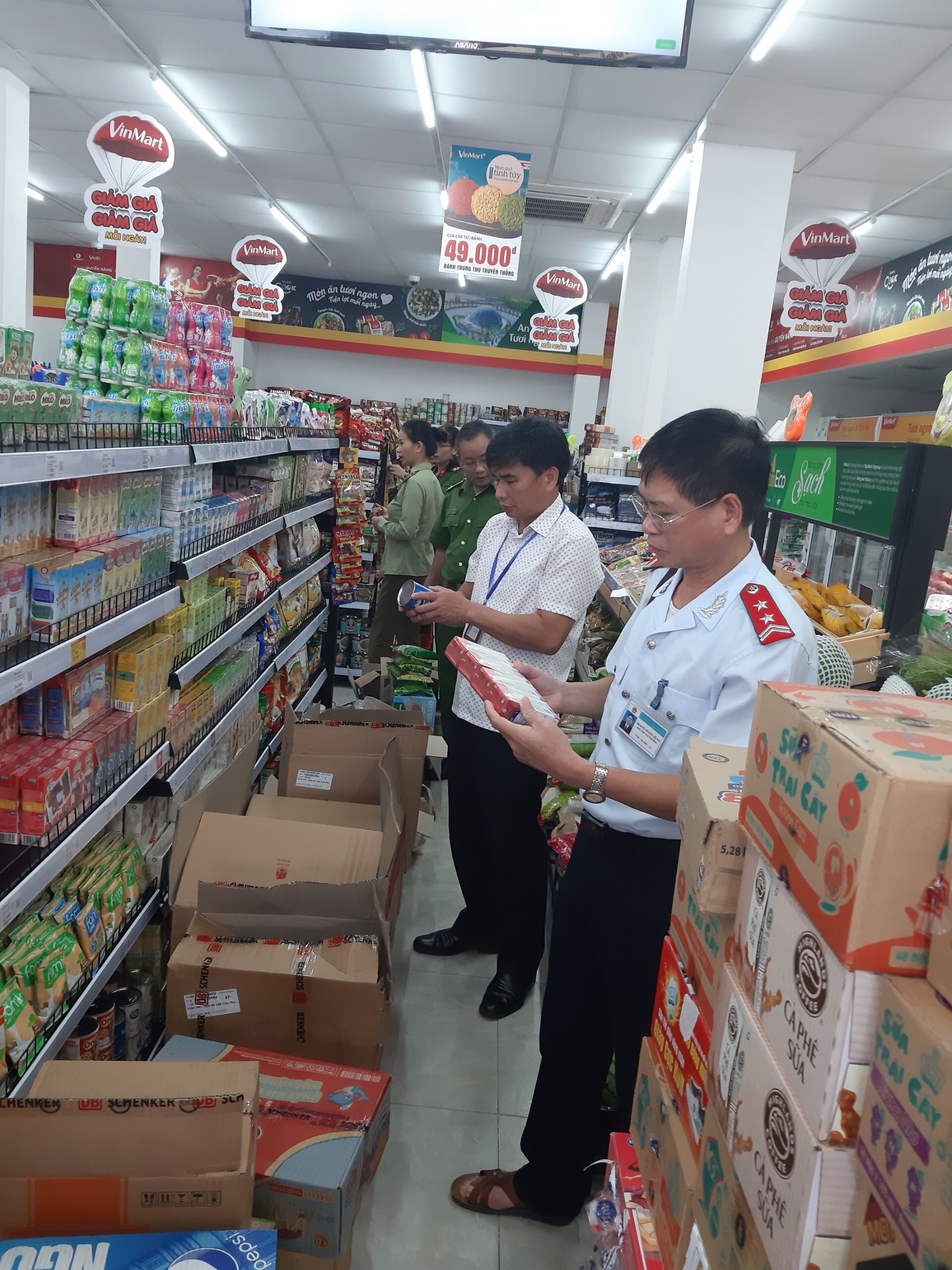 Đoàn liên ngành ATTP kiểm tra tại Siêu thị VinMart, thành phố Hà Giang
