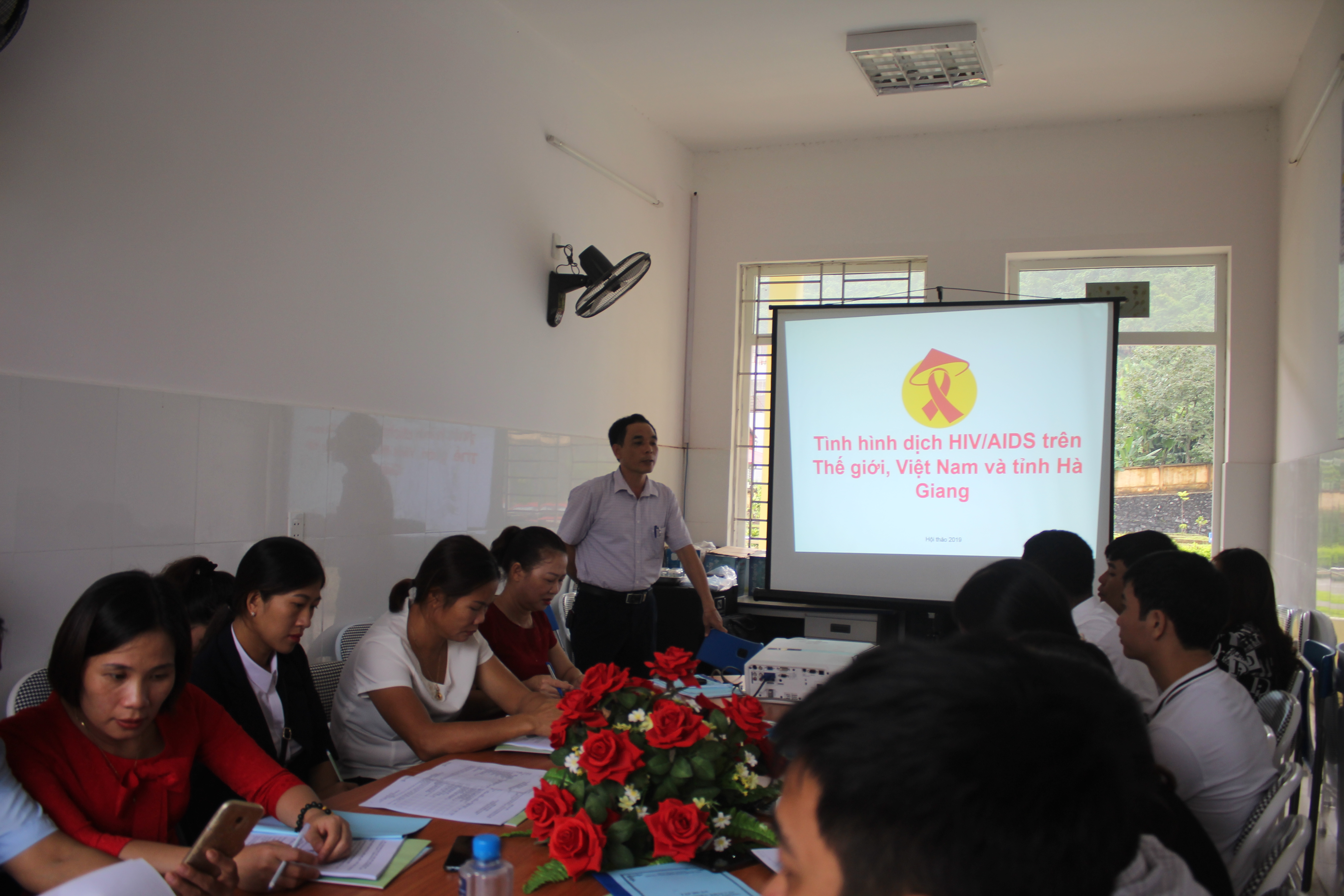 Giảng viên Trung tâm Kiểm soát bệnh tật chuyển tải các nội dung tại lớp tập huấn