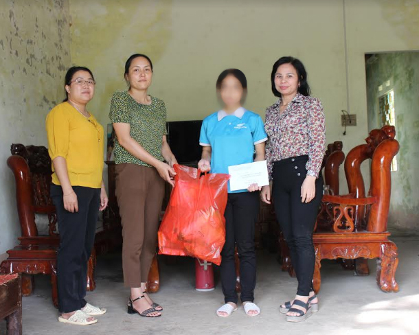 Bác sĩ Phạm Thị Kim Dung, Phó Giám đốc Trung tâm Kiểm soát bệnh tật, đại diện Quỹ hỗ trợ người nhiễm HIV/AIDS tặng quà cho trẻ nhiễm HIV huyện Vị Xuyên