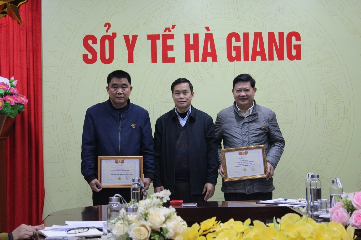 Đồng chí Nguyễn Đình Dích – Chủ tịch Công đoàn ngành Y tế tặng Kỷ niệm chương  “Vì sự nghiệp phát triển Công đoàn ngành Y tế”