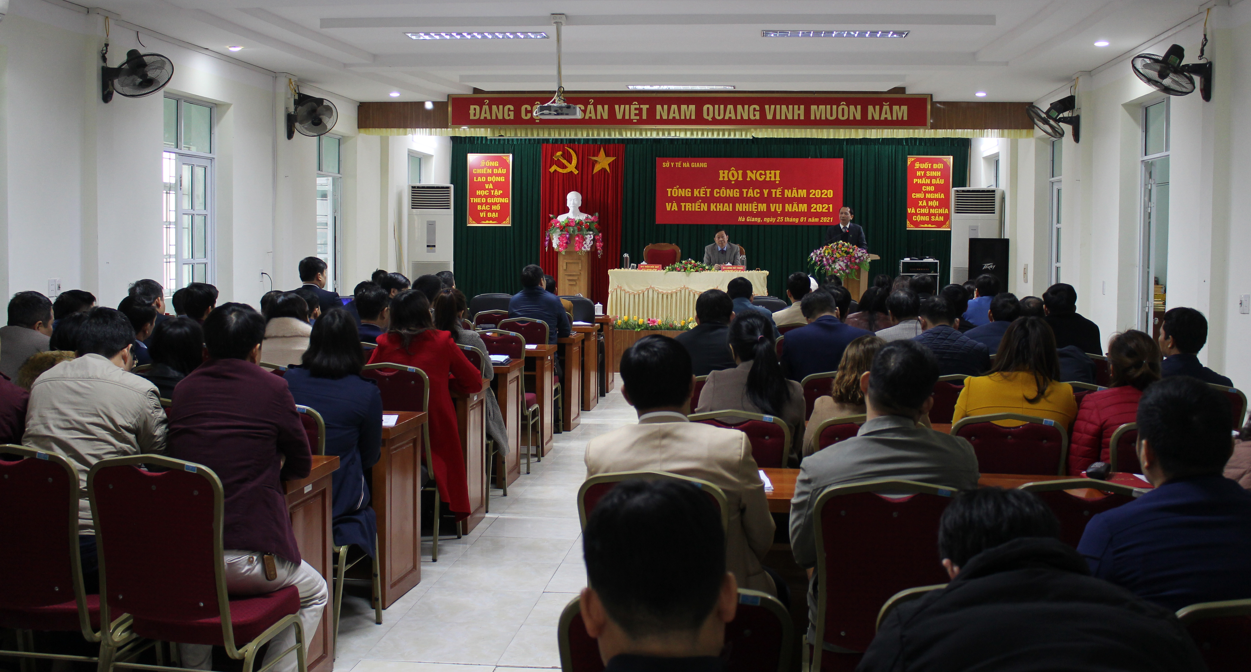 Đồng chí Trần Đức Quý, Tỉnh ủy viên, Phó Chủ tịch UBND tỉnh phát biểu chỉ đạo tại Hội nghị tổng kết công tác y tế 2020