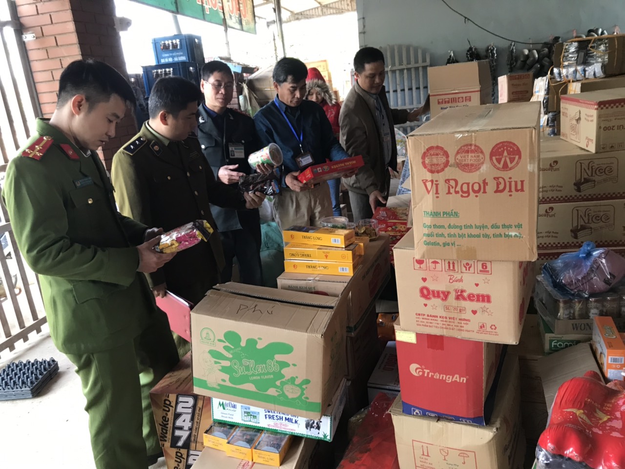 Đoàn kiểm tra liên ngành của tỉnh, huyện kiểm tra cơ sở kinh doanh hàng tạp hóa tại xã Bằng Hành, huyện Bắc Quang