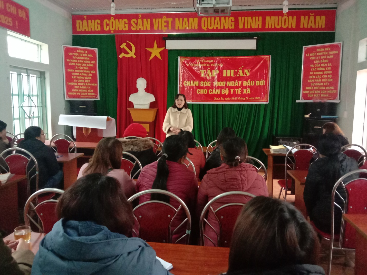 Bs Lê Kim Hoa - Giám đốc Trung tâm Y tế huyện Quản Bạ khai mạc lớp tập huấn