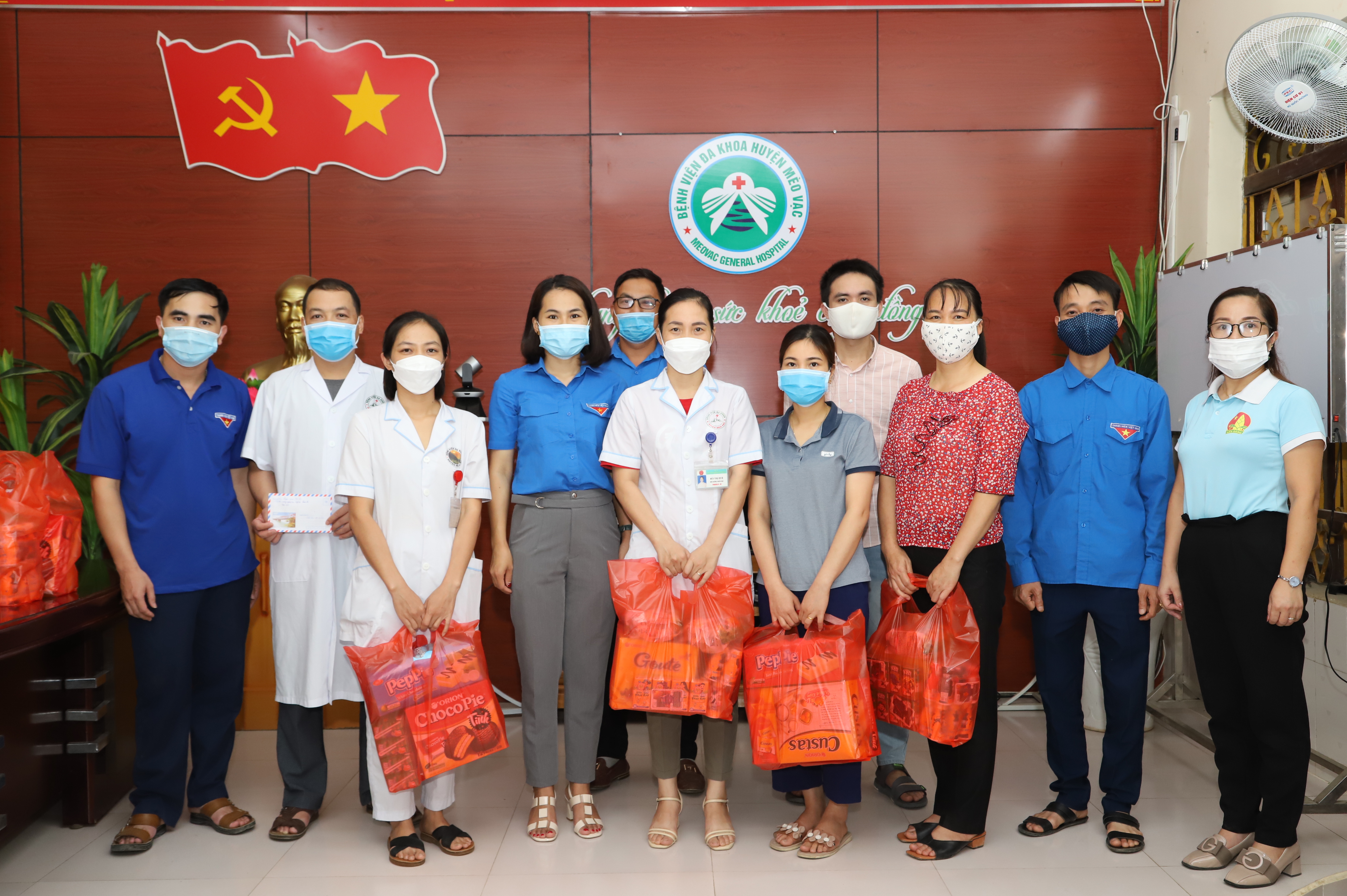 Đại diện Huyện đoàn Mèo Vạc trao quà cho thân nhân các y, bác sĩ tham gia chống dịch tại các tỉnh phía Nam