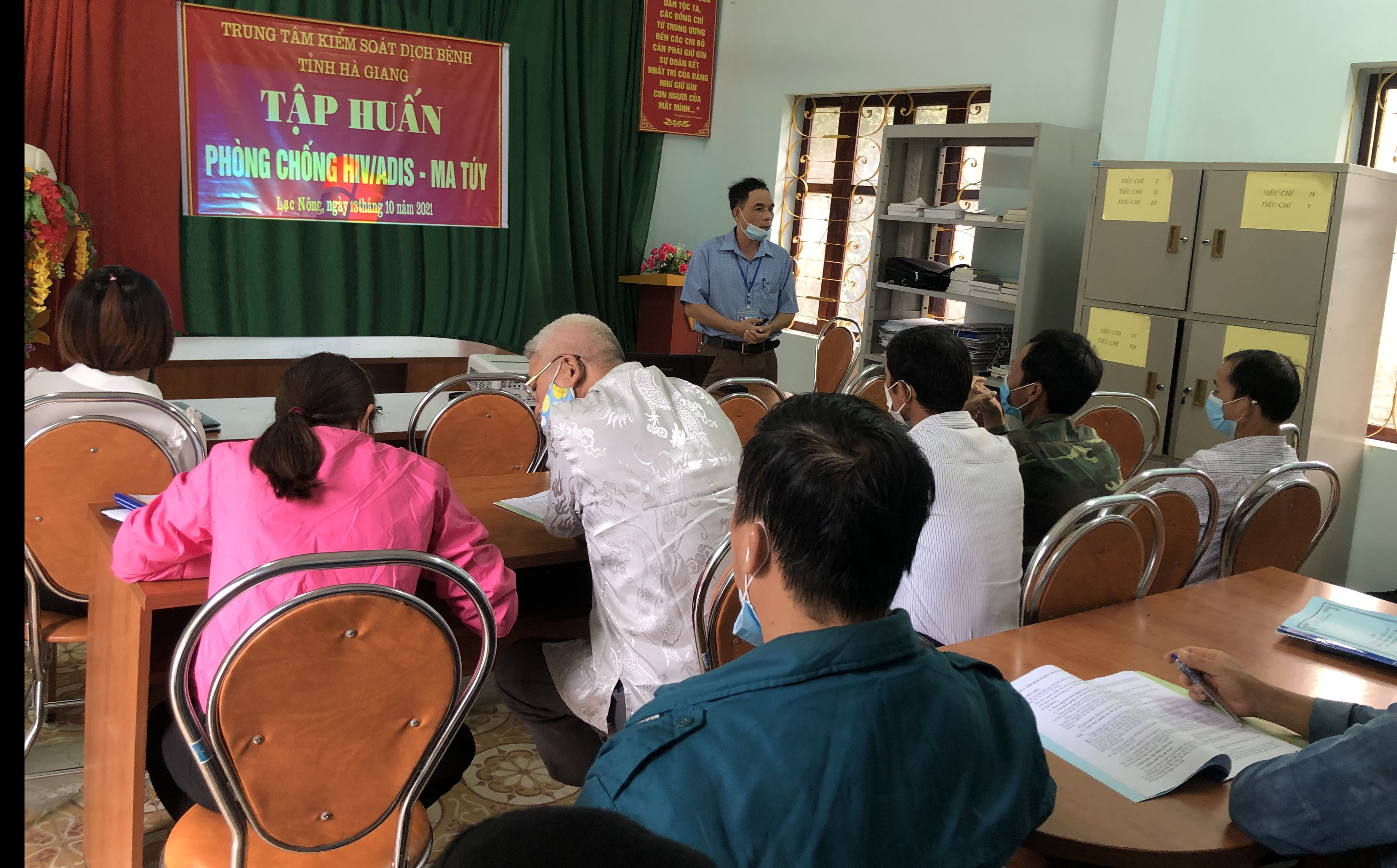 Giảng viên của Trung tâm Kiểm soát bệnh tật truyền đạt kiến thức tại lớp tập huấn