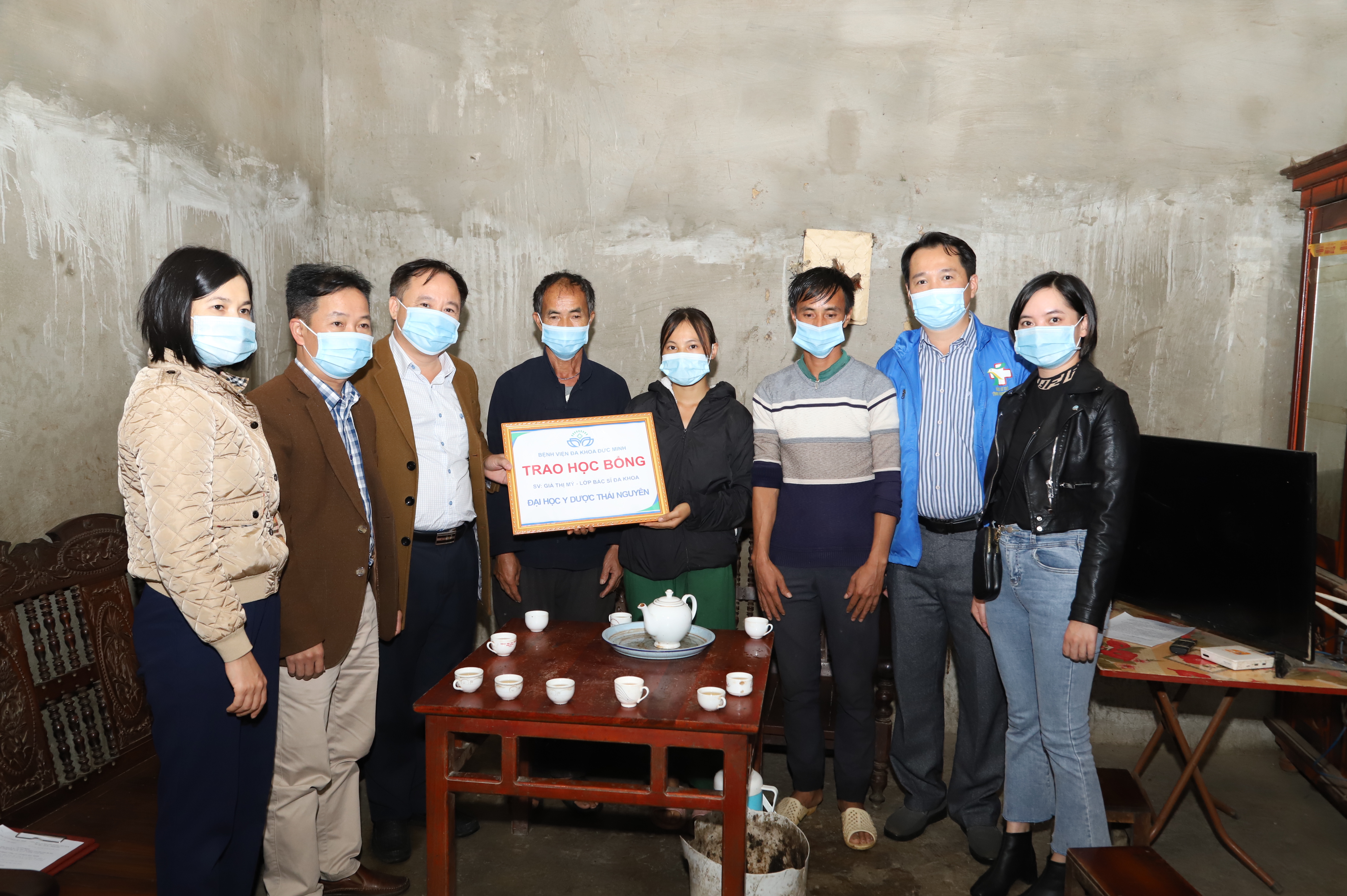 Đại diện lãnh đạo bệnh viện đa khoa Đức Minh, huyện Mèo Vạc trao học bổng cho tân sinh viên Già Thị Mỷ