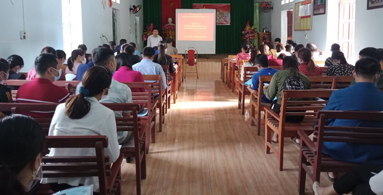 Giảng viên của Trung tâm Kiểm soát bệnh tật đang truyền đạt kiến thức tại lớp tập huấn