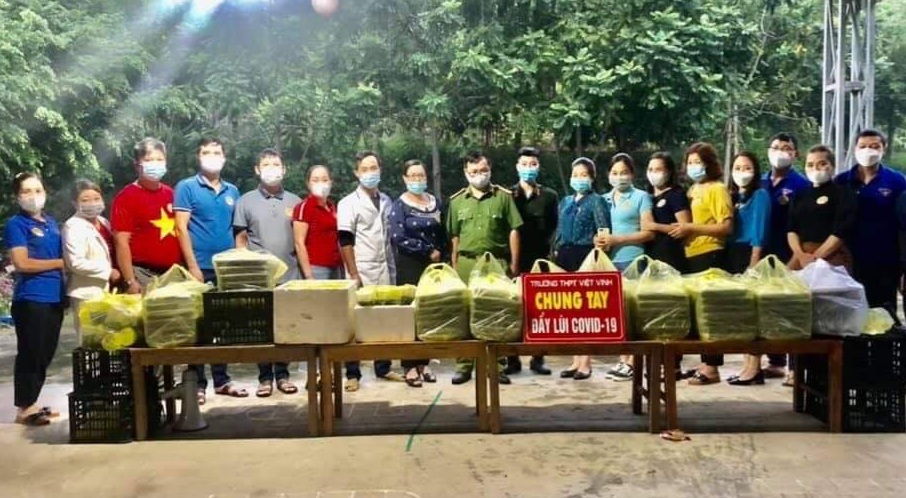 Những suất cơm của Công đoàn Trường THPT Việt Vinh dành cho người lao động đang thực hiện cách ly tập trung