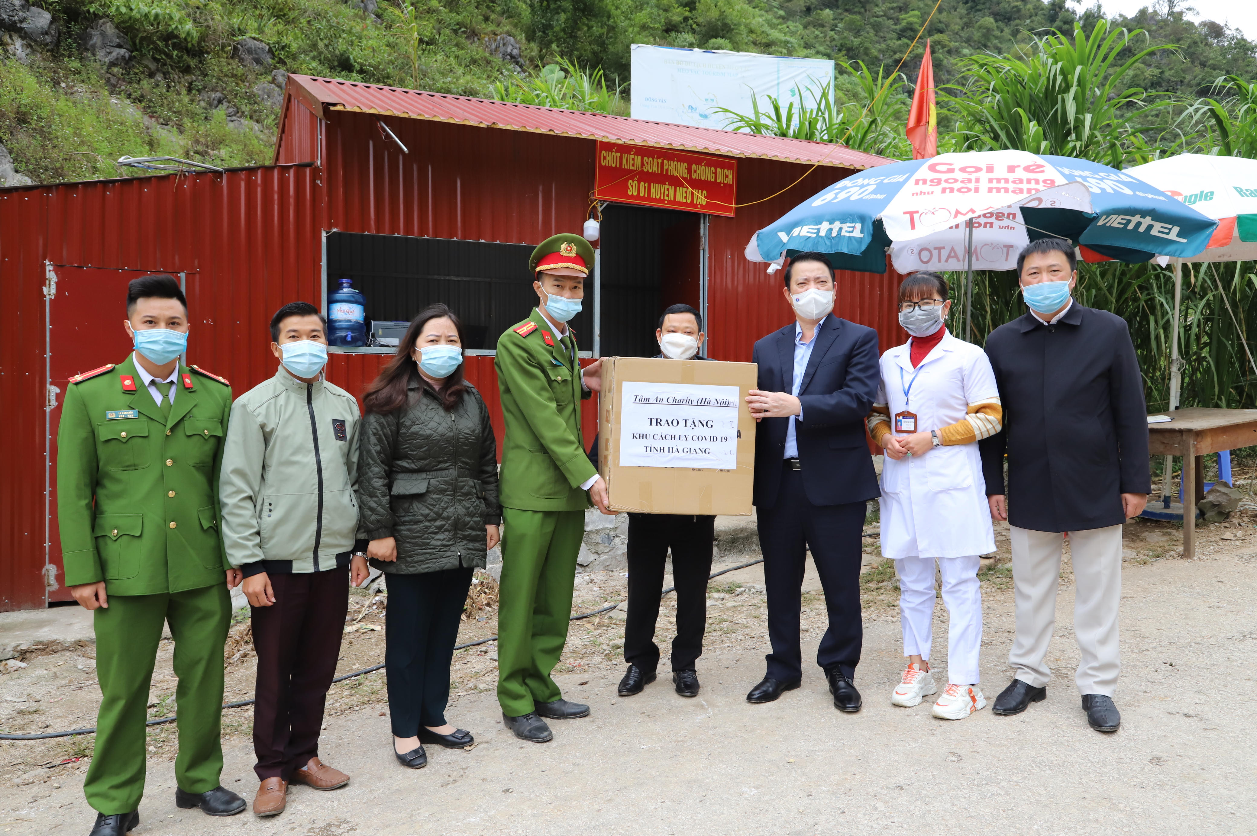 Trưởng Ban Dân vận Tỉnh ủy Trần Mạnh Lợi thăm, động viên và tặng quà cho lực lượng phòng, chống dịch tại chốt kiểm dịch xã Sủng Máng