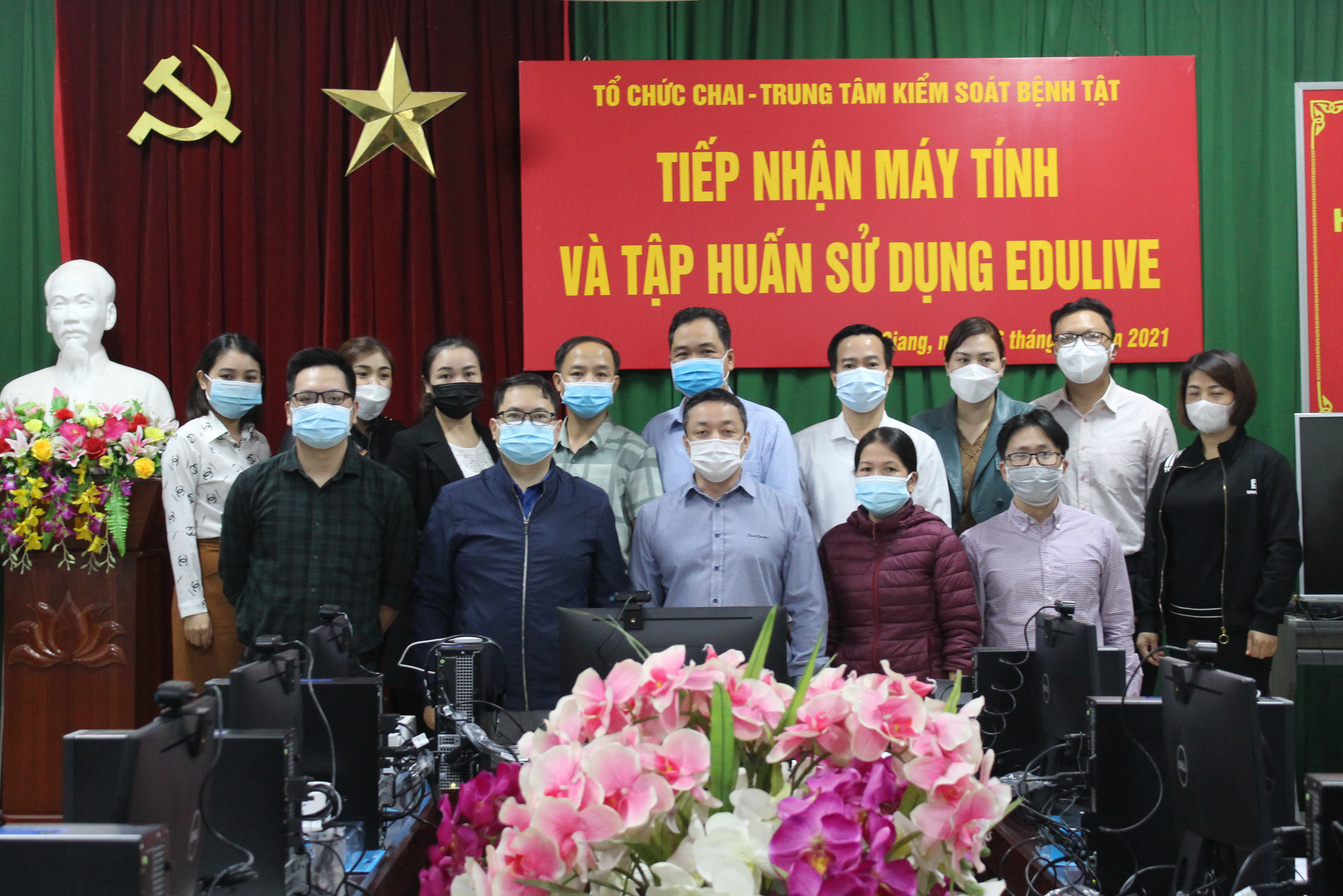 Lãnh đạo tổ chức CHAI và Công ty EDULIVE chụp ảnh lưu niệm cùng các học viên