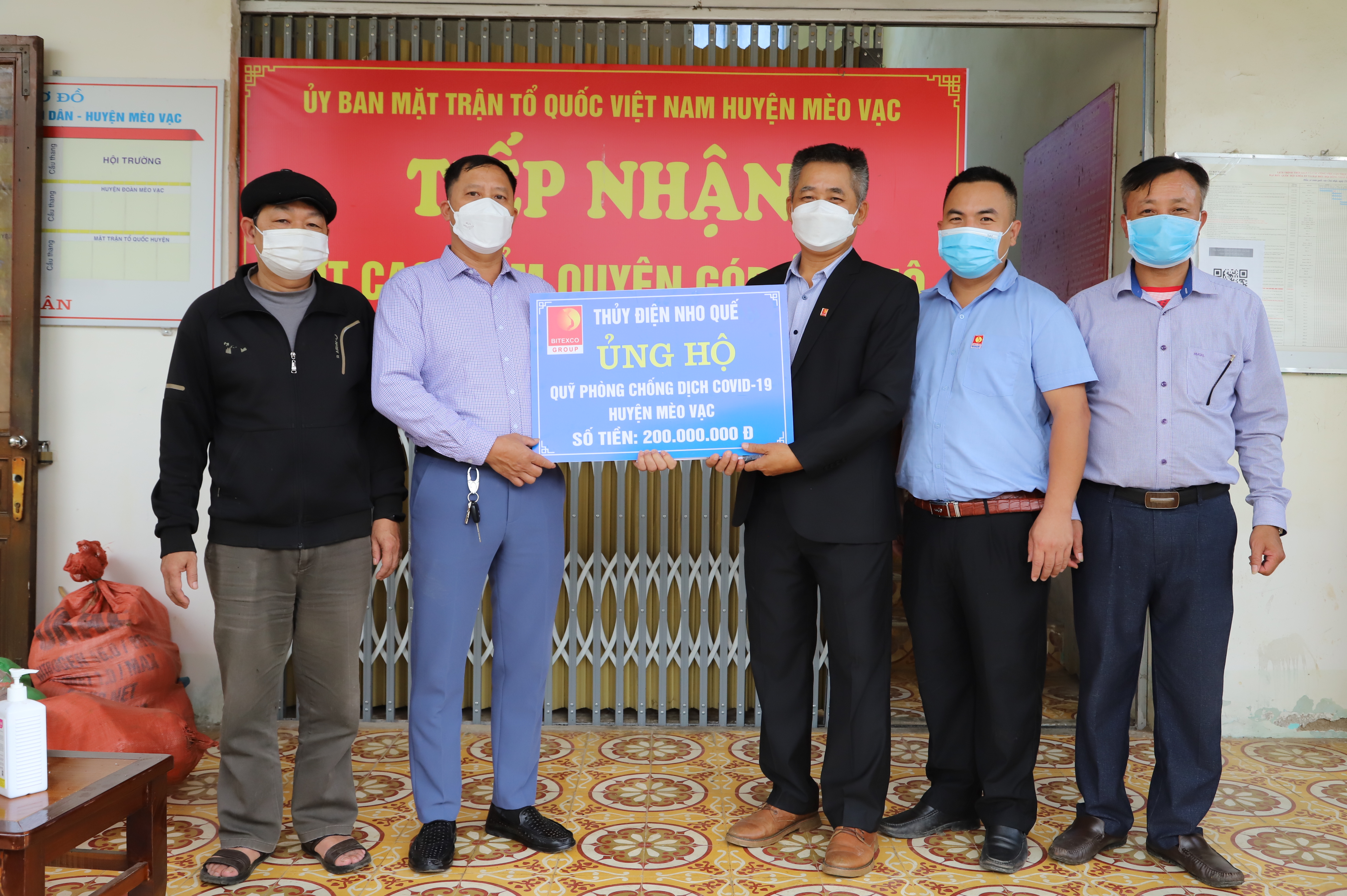 Đại diện Công ty Thủy điện Nho Quế 1, 2, 3 trao 200 triệu đồng ủng hộ Quỹ phòng chống dịch COVID-19 huyện Mèo Vạc